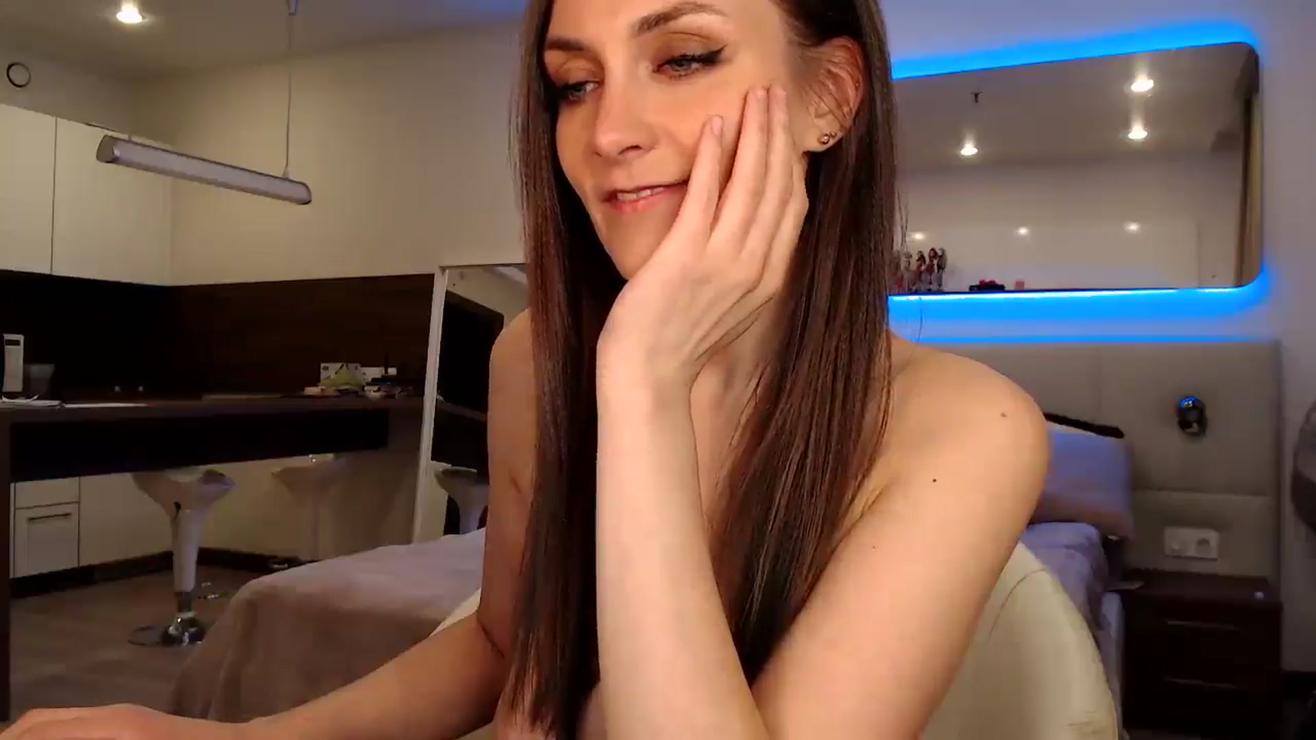Gallery image thumbnail from Aby_Frost's myfreecams stream on, 04/19/2025, 21:46 image 12 of 20