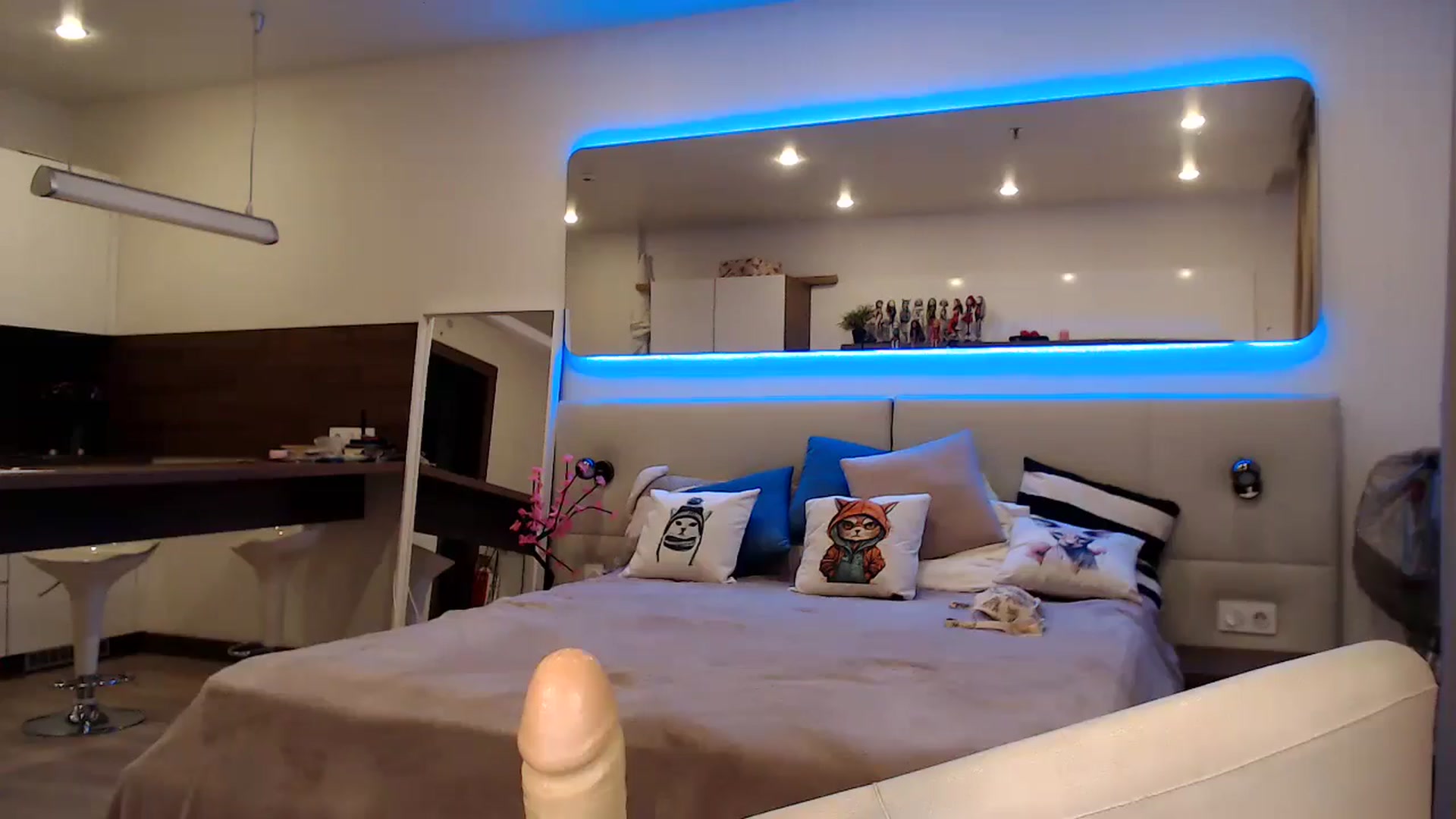 Gallery image thumbnail from Aby_Frost's myfreecams stream on, 06/08/2025, 23:49 image 14 of 20