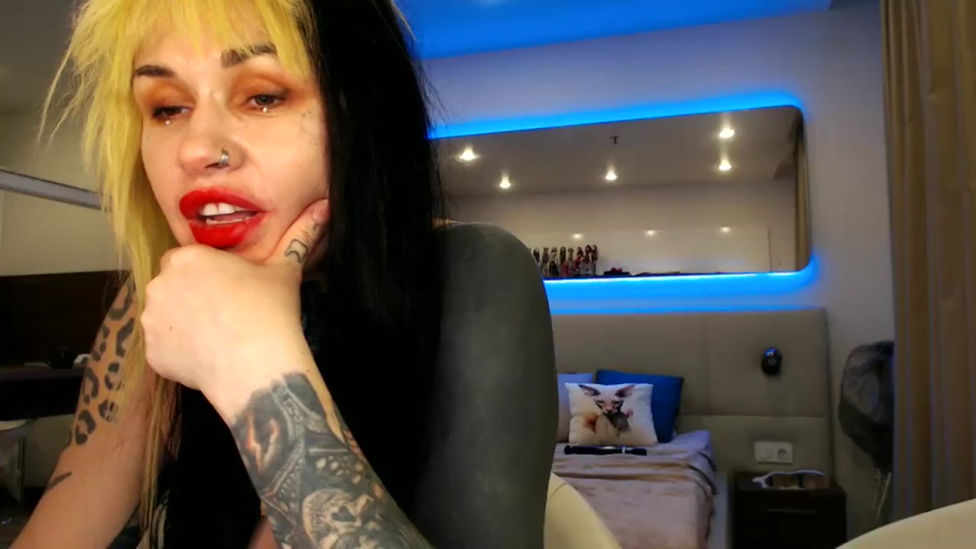 Gallery image thumbnail from Aby_Frost's myfreecams stream on, 01/18/2026, 04:17 image 7 of 20