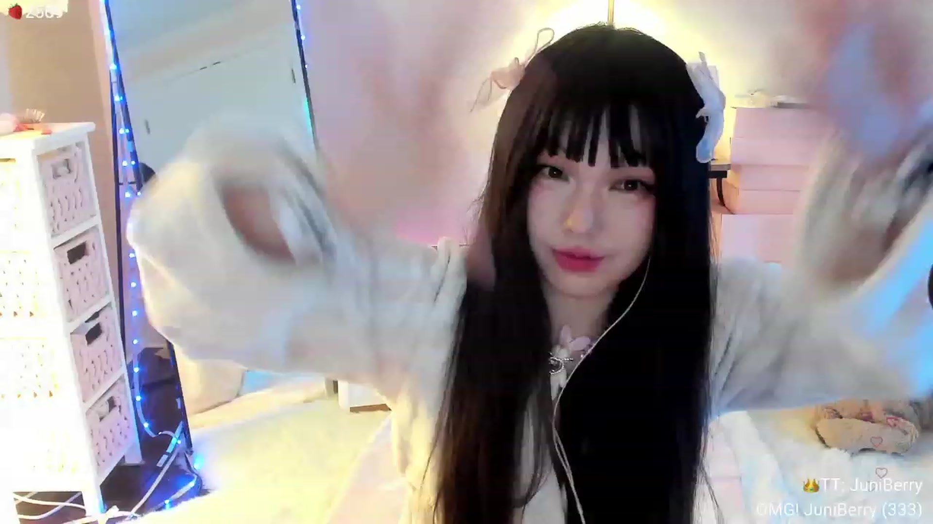 Gallery image thumbnail from AcaiBerry's myfreecams stream on, 12/02/2023, 05:34 image 3 of 20