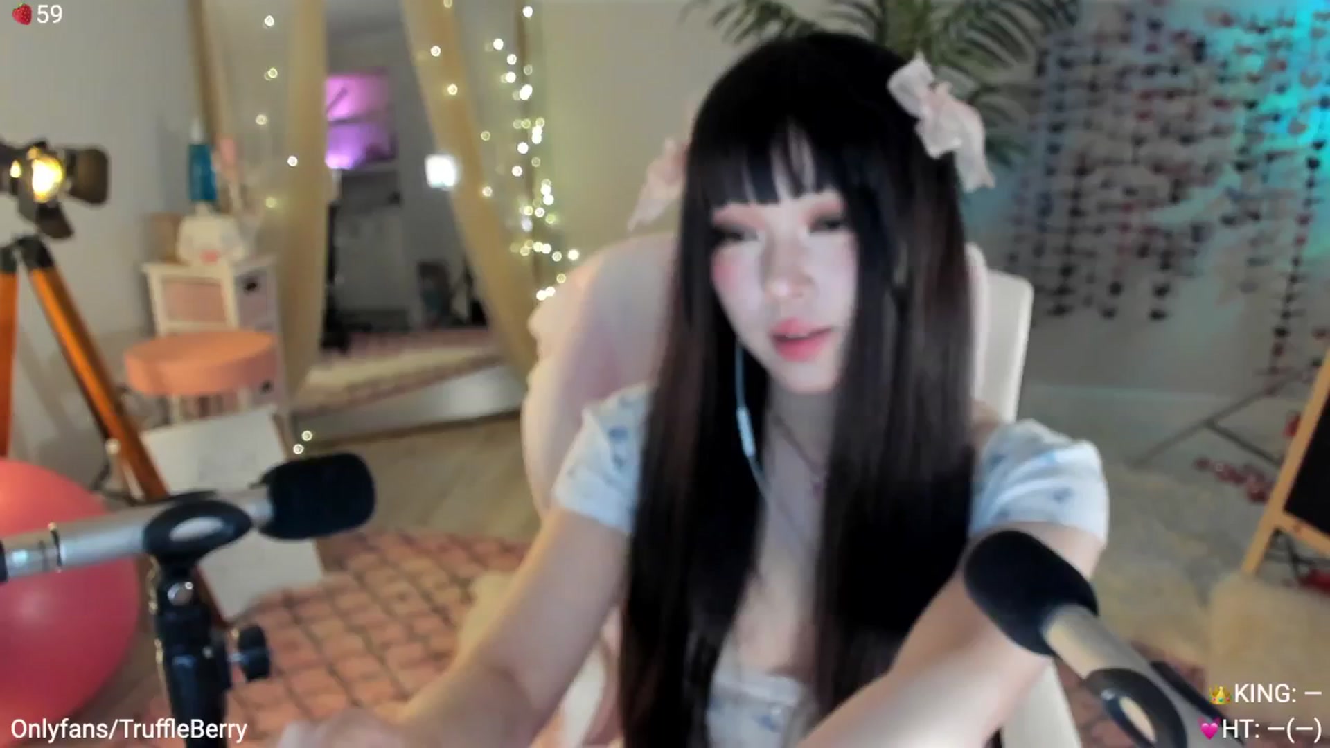 Gallery image thumbnail from AcaiBerry's myfreecams stream on, 05/18/2025, 06:28 image 2 of 20