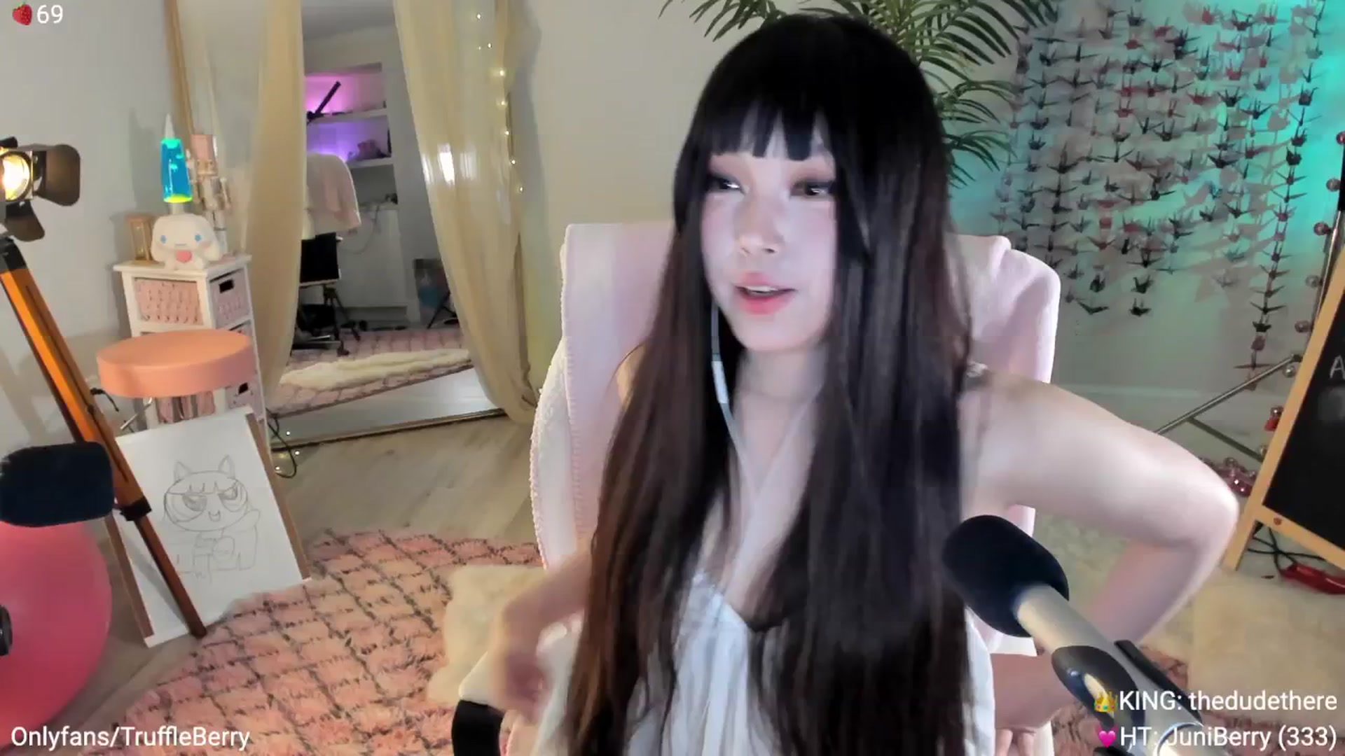 Gallery image thumbnail from AcaiBerry's myfreecams stream on, 05/22/2025, 05:56 image 5 of 20