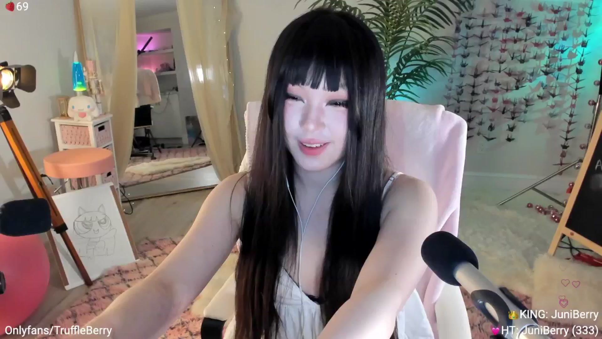 Gallery image thumbnail from AcaiBerry's myfreecams stream on, 05/22/2025, 05:56 image 4 of 20