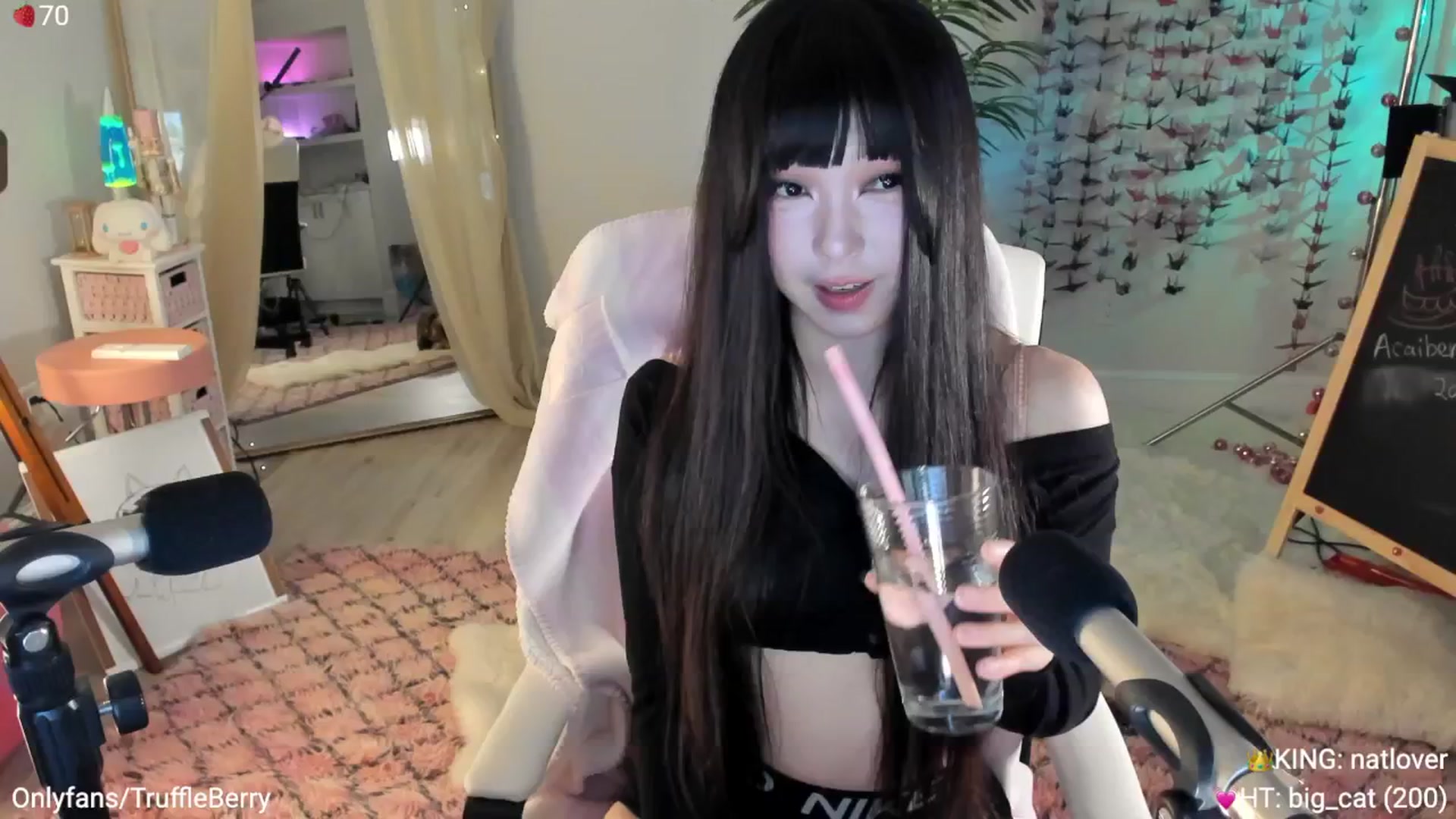 Gallery image thumbnail from AcaiBerry's myfreecams stream on, 05/25/2025, 06:32 image 2 of 20