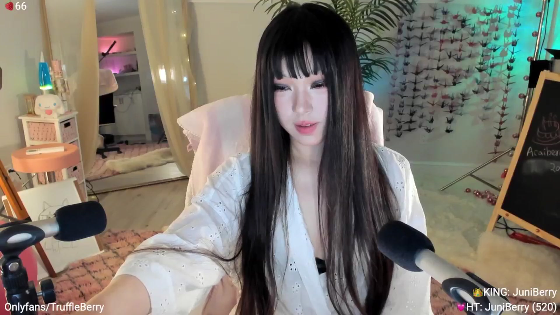 Gallery image thumbnail from AcaiBerry's myfreecams stream on, 05/29/2025, 03:35 image 9 of 20