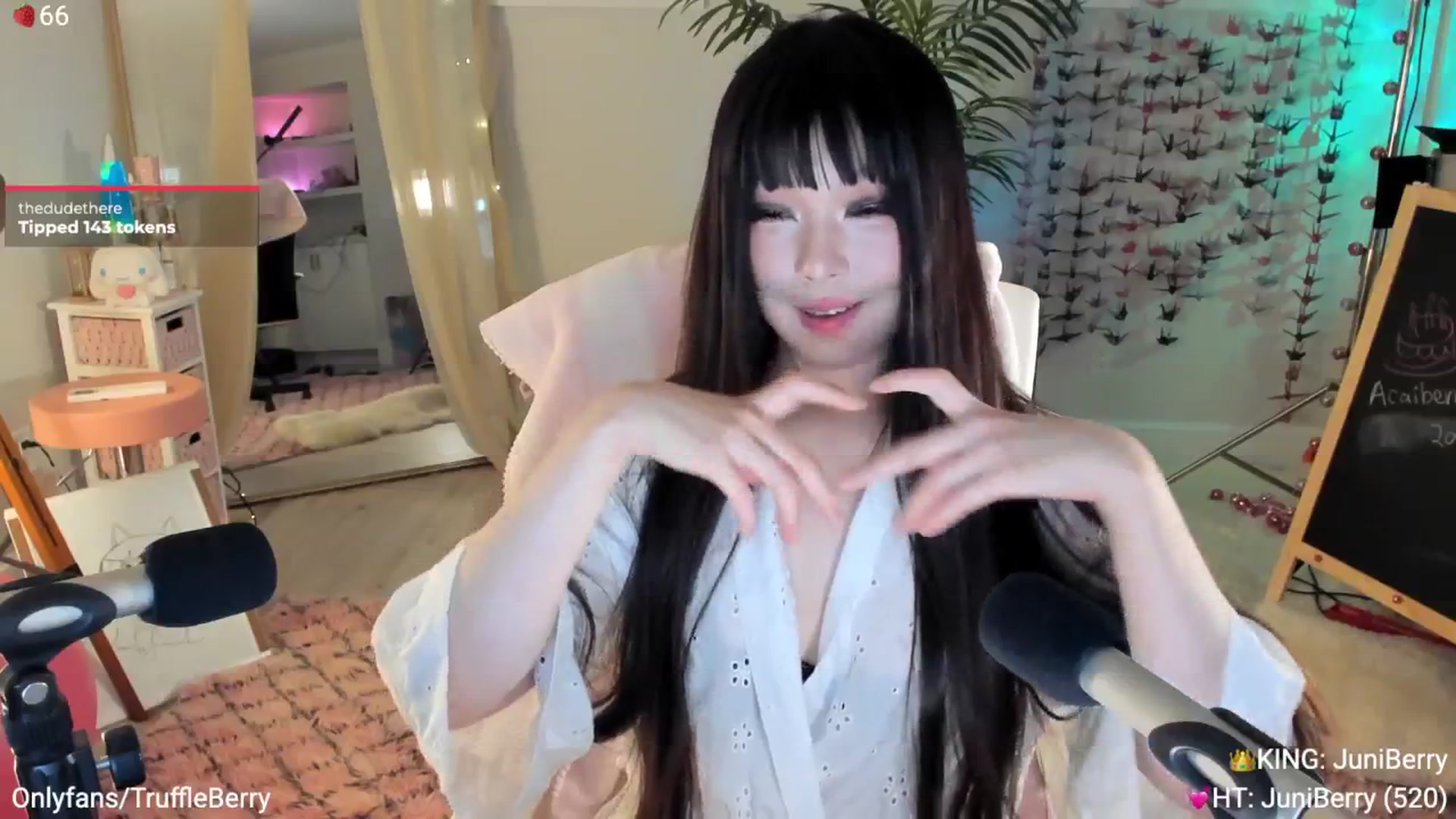 Gallery image thumbnail from AcaiBerry's myfreecams stream on, 05/29/2025, 03:35 image 16 of 20