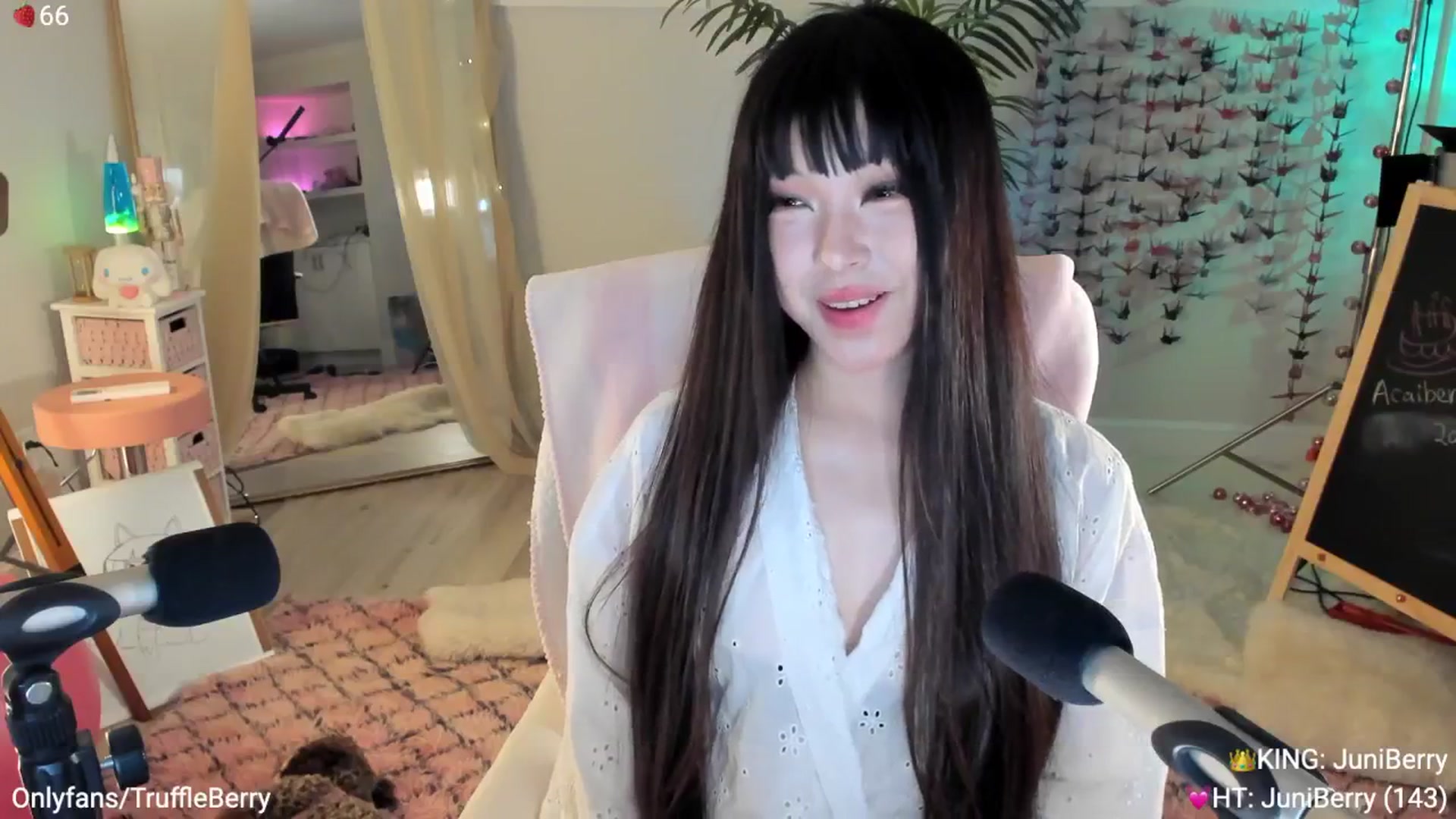 Gallery image thumbnail from AcaiBerry's myfreecams stream on, 05/29/2025, 03:35 image 2 of 20