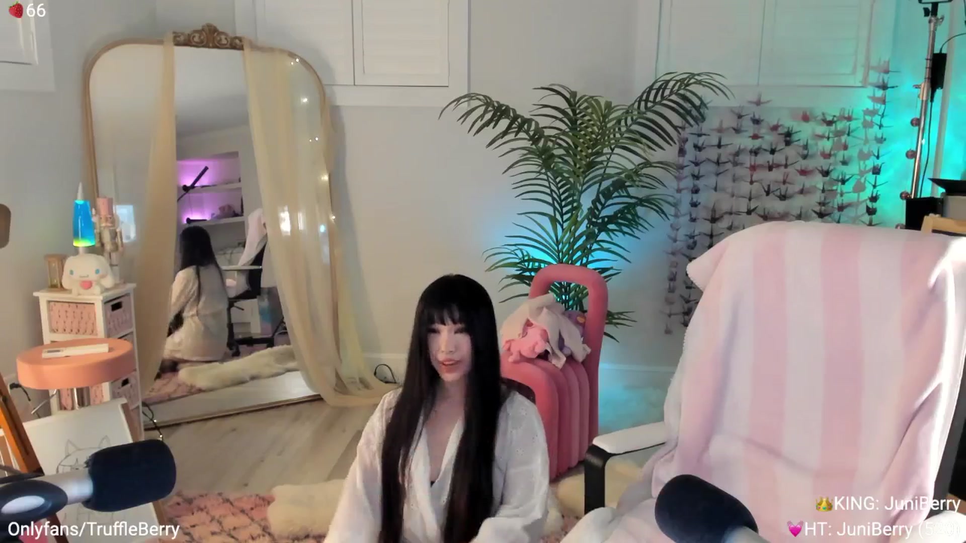 Gallery image thumbnail from AcaiBerry's myfreecams stream on, 05/29/2025, 03:35 image 19 of 20