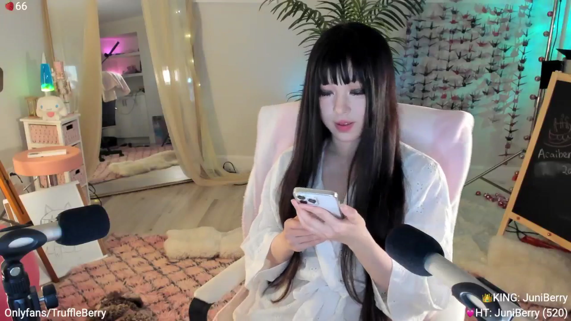 Gallery image thumbnail from AcaiBerry's myfreecams stream on, 05/29/2025, 03:35 image 4 of 20