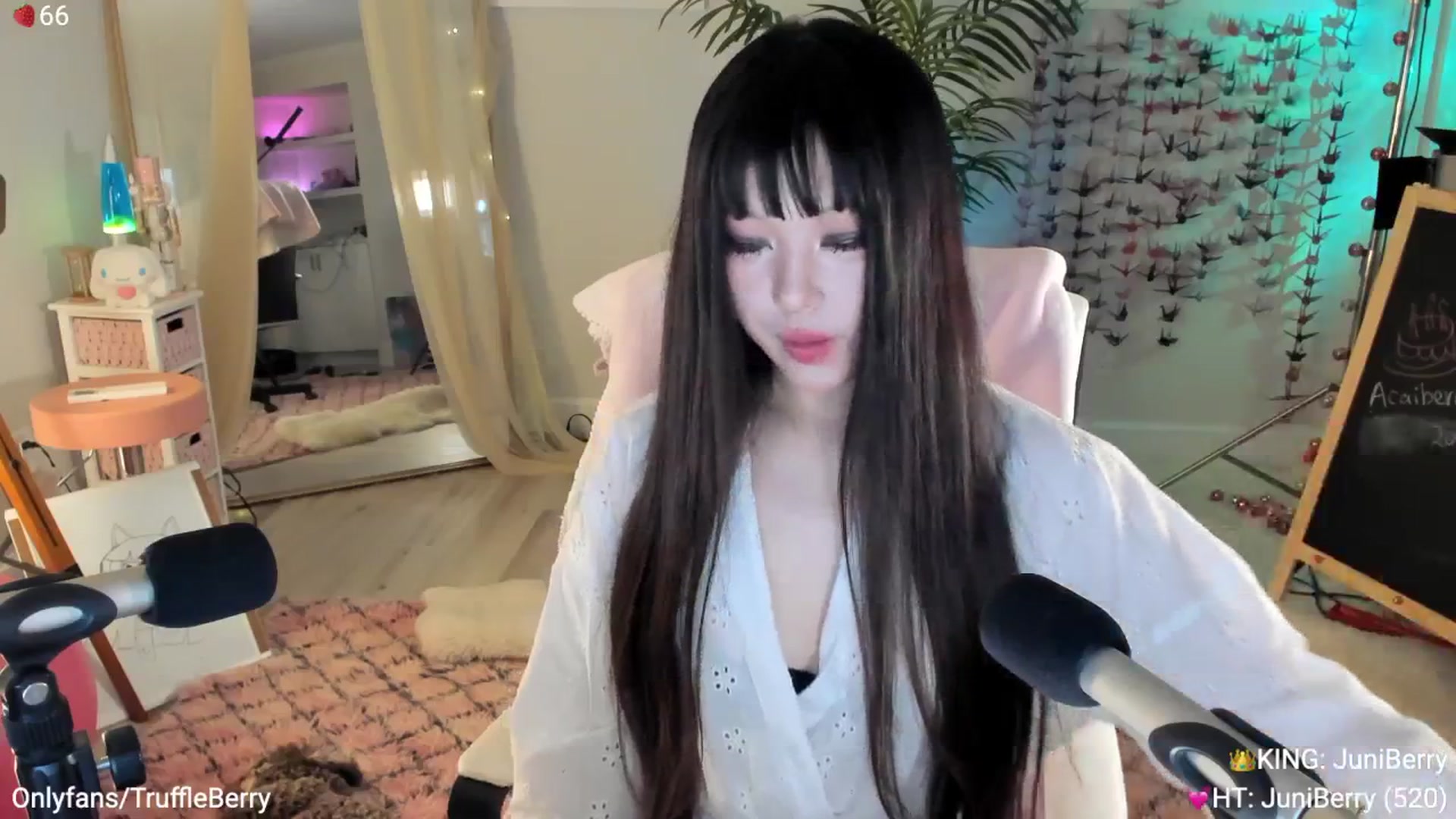 Gallery image thumbnail from AcaiBerry's myfreecams stream on, 05/29/2025, 03:35 image 7 of 20