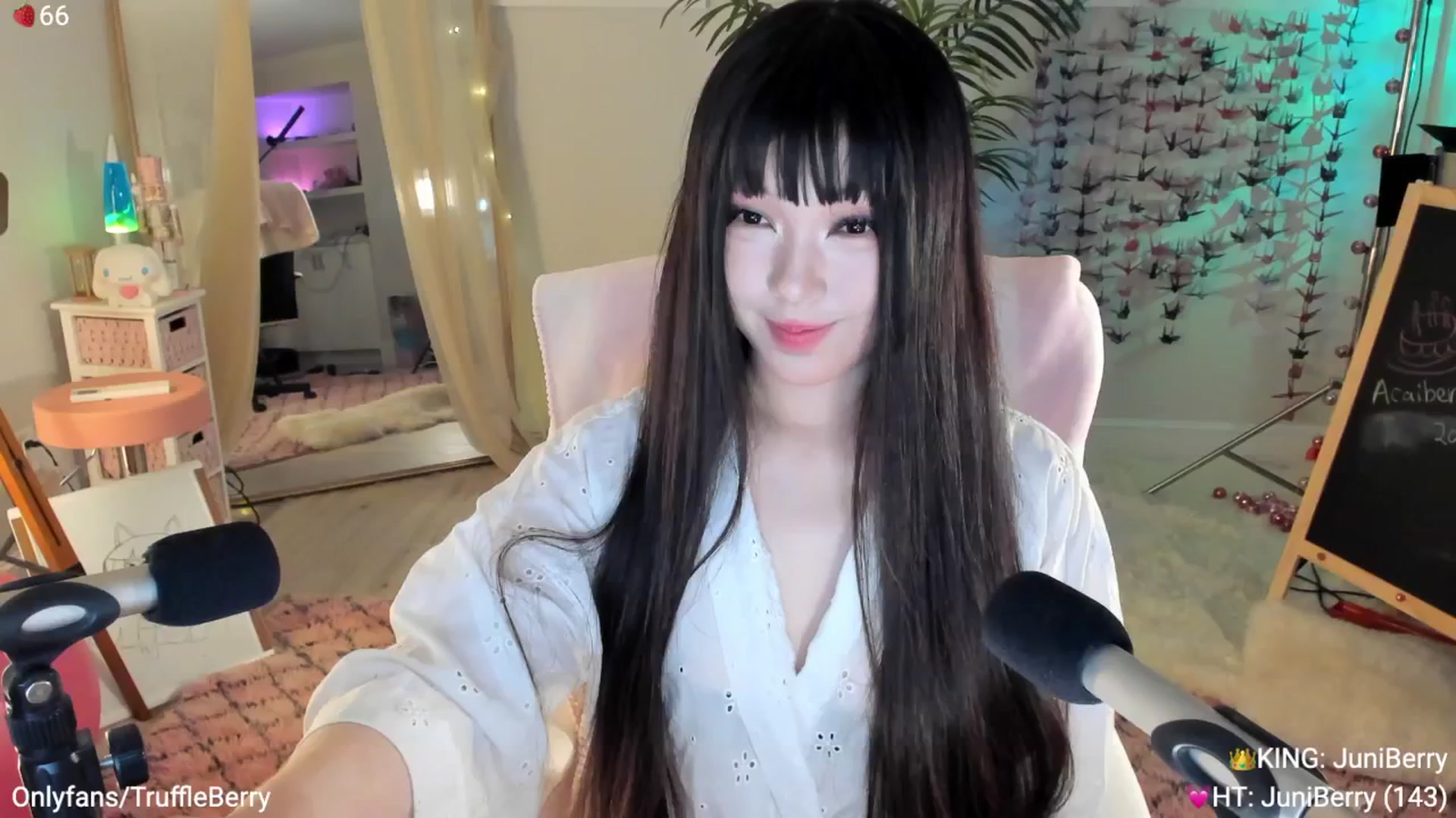 Gallery image thumbnail from AcaiBerry's myfreecams stream on, 05/29/2025, 03:35 image 1 of 20