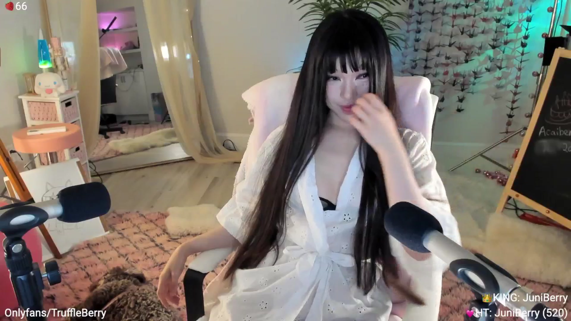Gallery image thumbnail from AcaiBerry's myfreecams stream on, 05/29/2025, 03:35 image 6 of 20