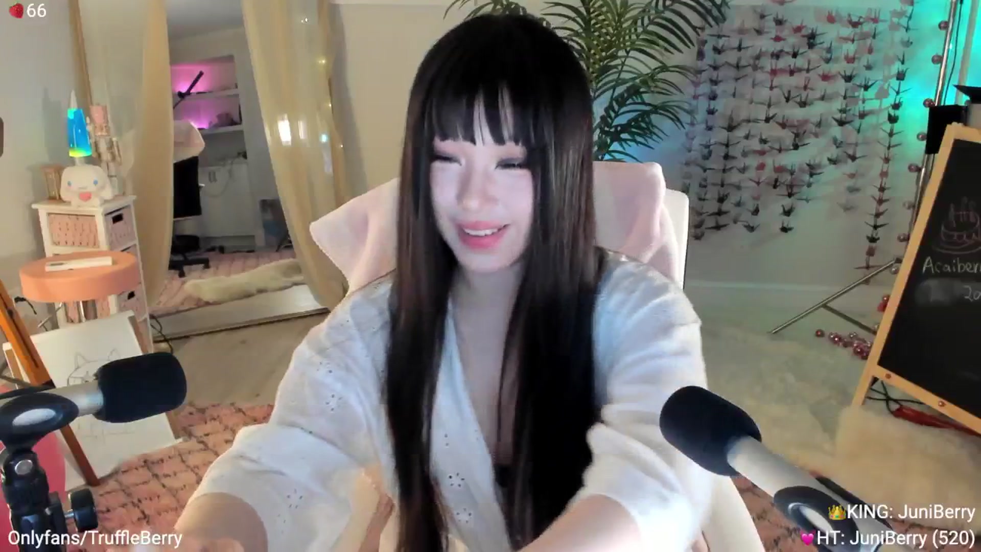 Gallery image thumbnail from AcaiBerry's myfreecams stream on, 05/29/2025, 03:35 image 18 of 20