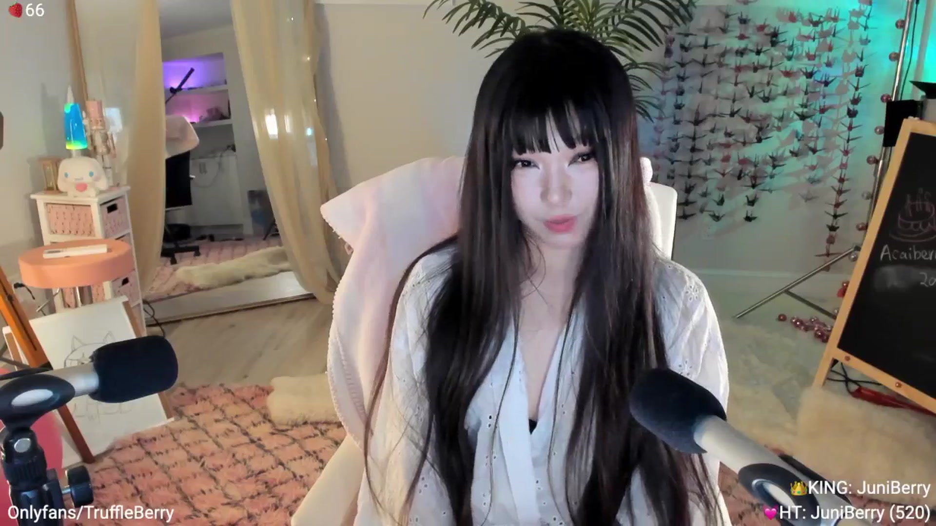 Gallery image thumbnail from AcaiBerry's myfreecams stream on, 05/29/2025, 03:35 image 17 of 20