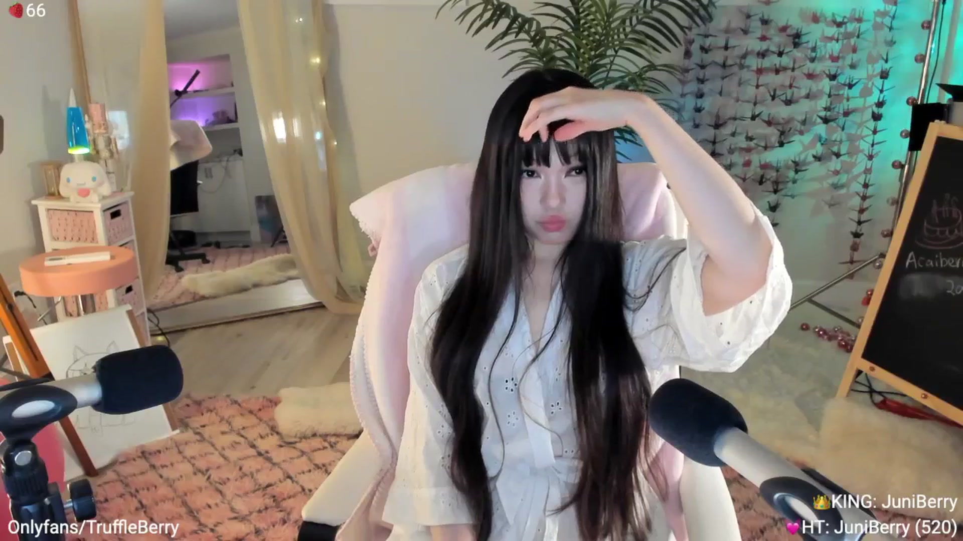 Gallery image thumbnail from AcaiBerry's myfreecams stream on, 05/29/2025, 03:35 image 12 of 20