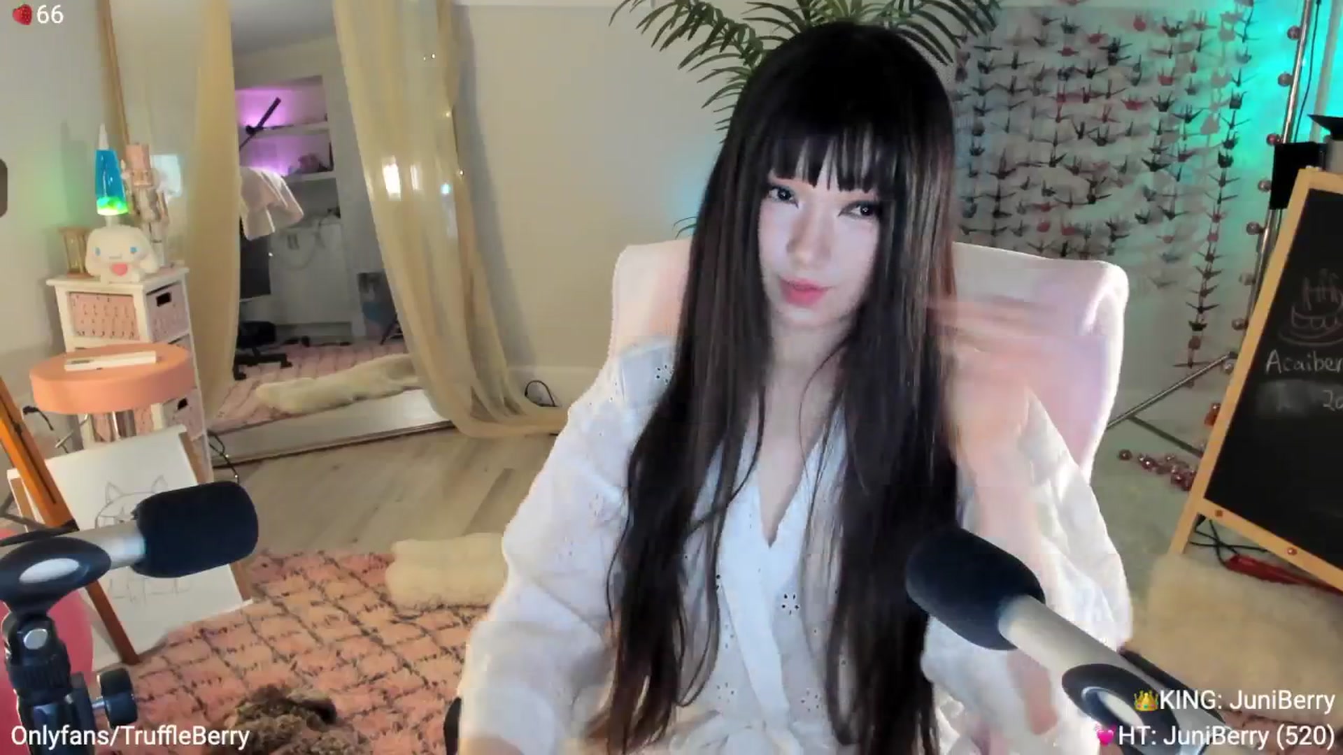 Gallery image thumbnail from AcaiBerry's myfreecams stream on, 05/29/2025, 03:35 image 3 of 20