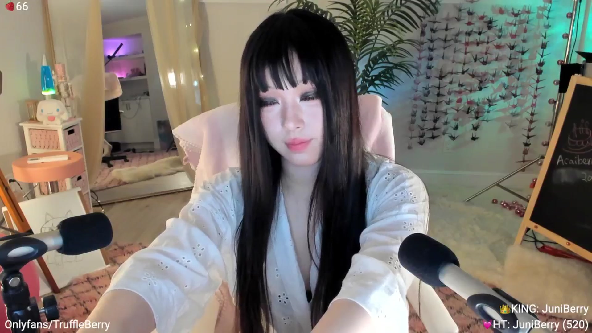 Gallery image thumbnail from AcaiBerry's myfreecams stream on, 05/29/2025, 03:35 image 8 of 20