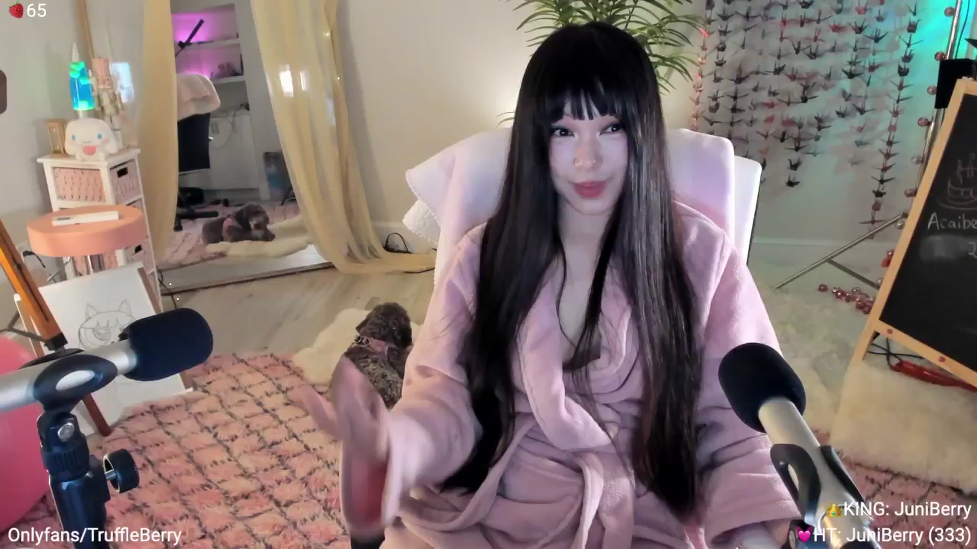 Gallery image thumbnail from AcaiBerry's myfreecams stream on, 05/31/2025, 07:01 image 6 of 20