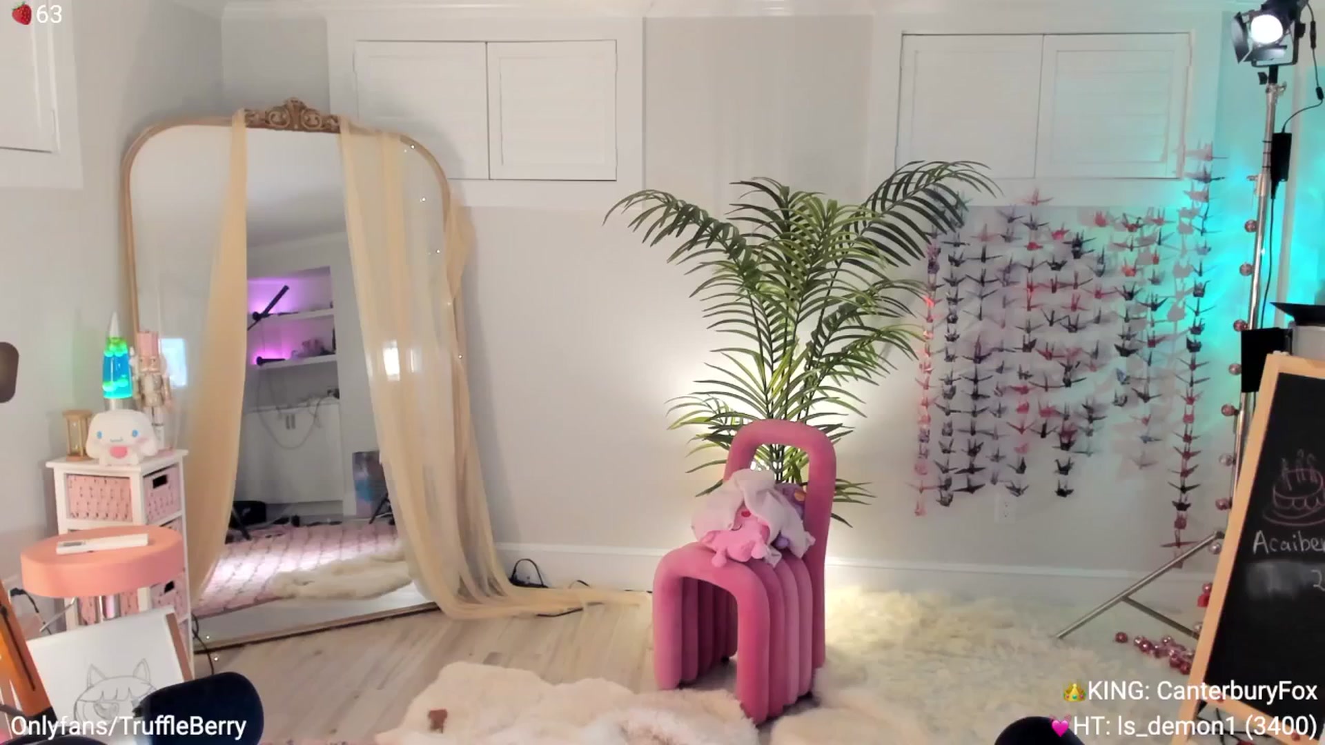 Gallery image thumbnail from AcaiBerry's myfreecams stream on, 05/31/2025, 07:01 image 17 of 20