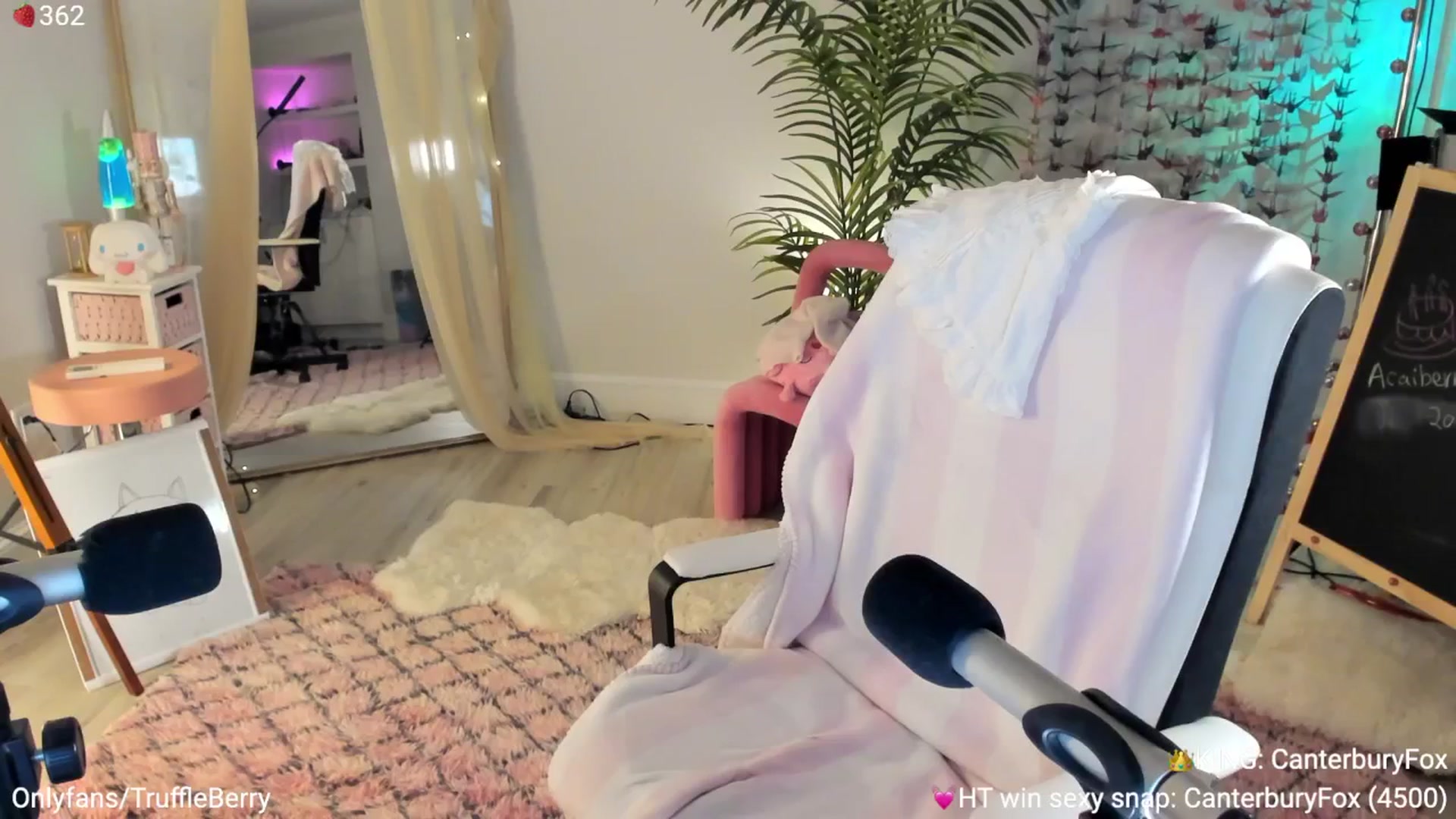 Gallery image thumbnail from AcaiBerry's myfreecams stream on, 06/05/2025, 05:36 image 19 of 20