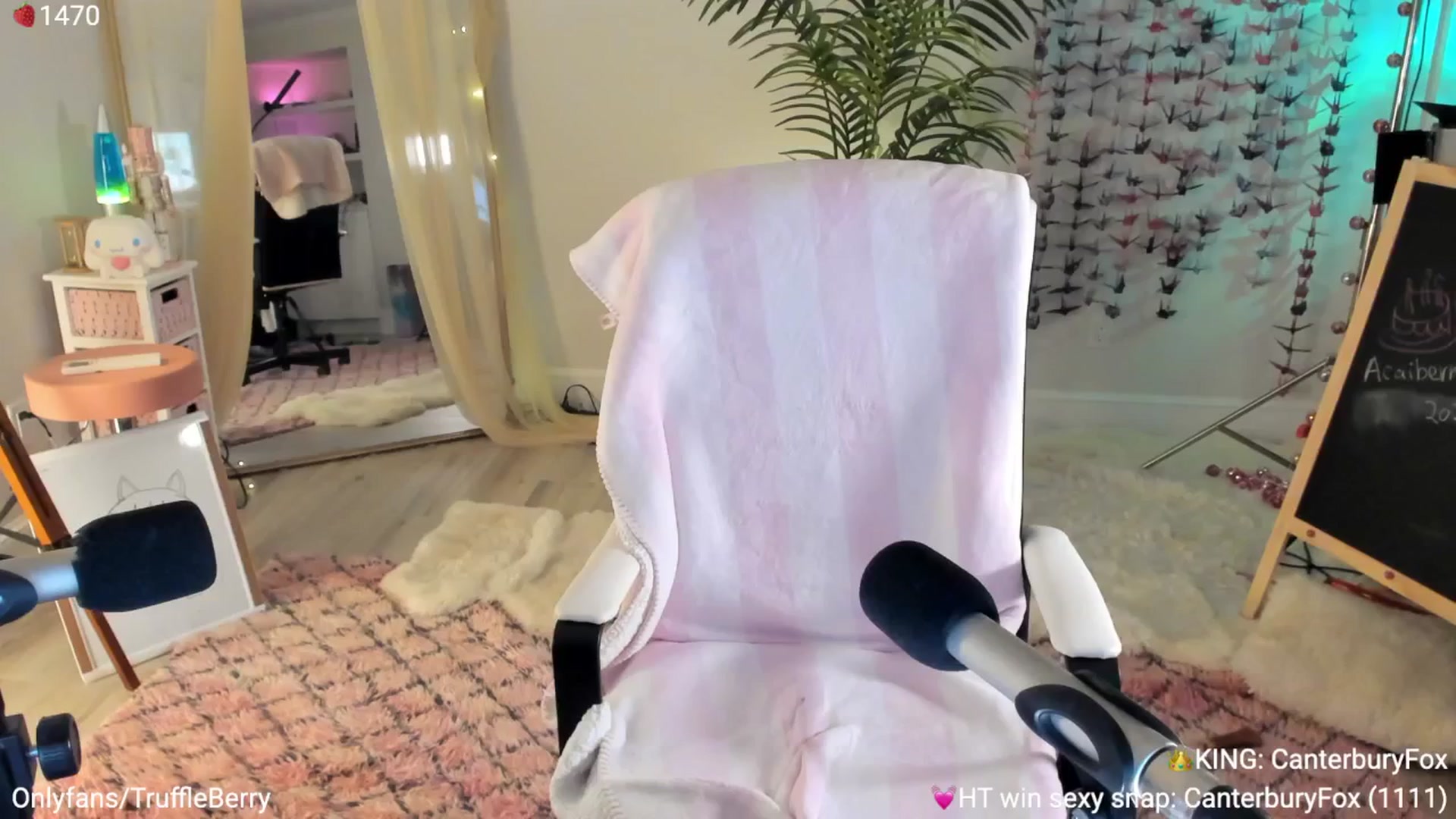 Gallery image thumbnail from AcaiBerry's myfreecams stream on, 06/05/2025, 05:36 image 1 of 20