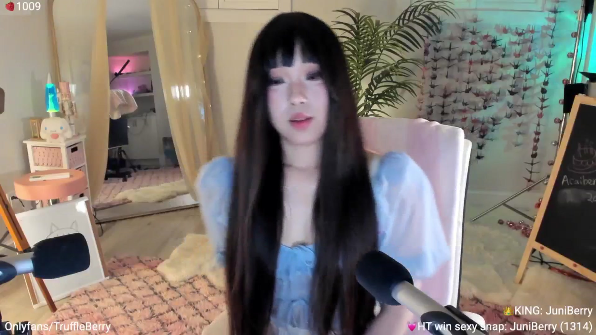 Gallery image thumbnail from AcaiBerry's myfreecams stream on, 06/05/2025, 05:36 image 6 of 20