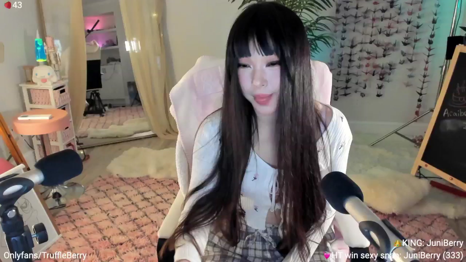 Gallery image thumbnail from AcaiBerry's myfreecams stream on, 06/19/2025, 06:24 image 4 of 20