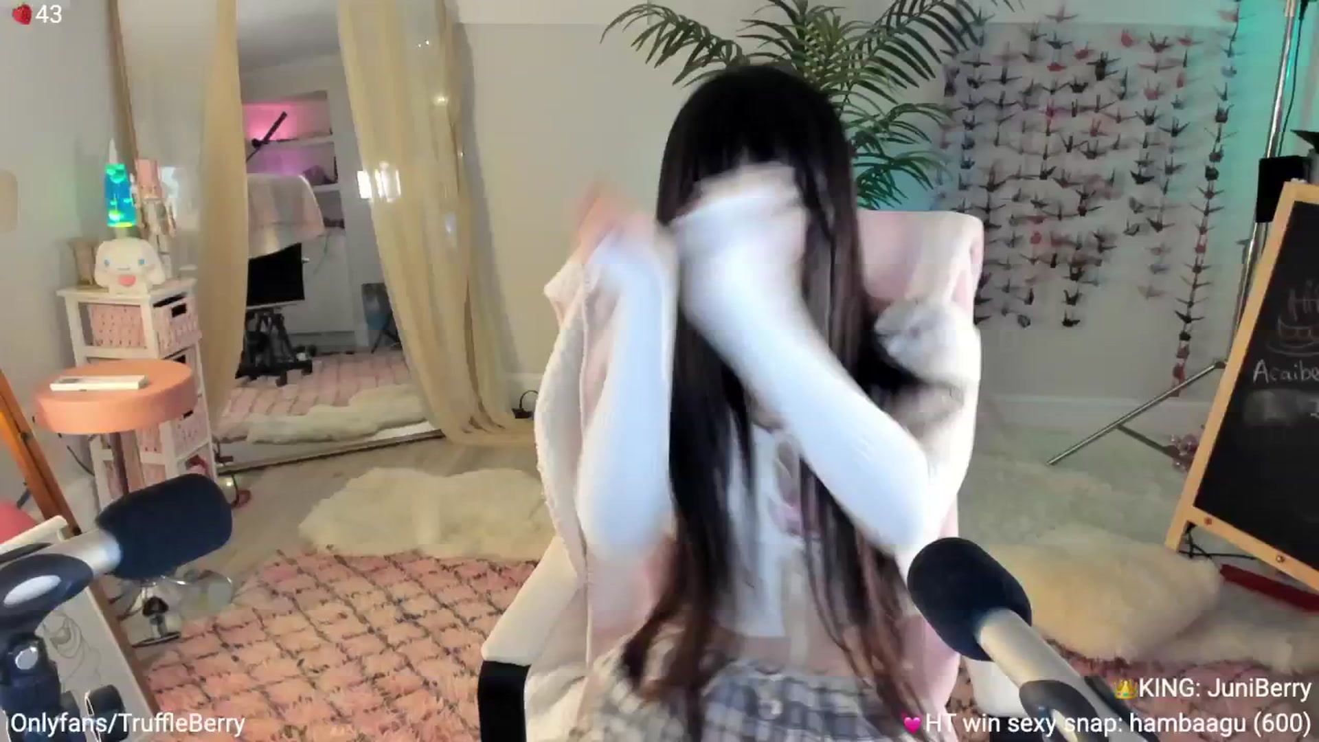 Gallery image thumbnail from AcaiBerry's myfreecams stream on, 06/19/2025, 06:24 image 6 of 20