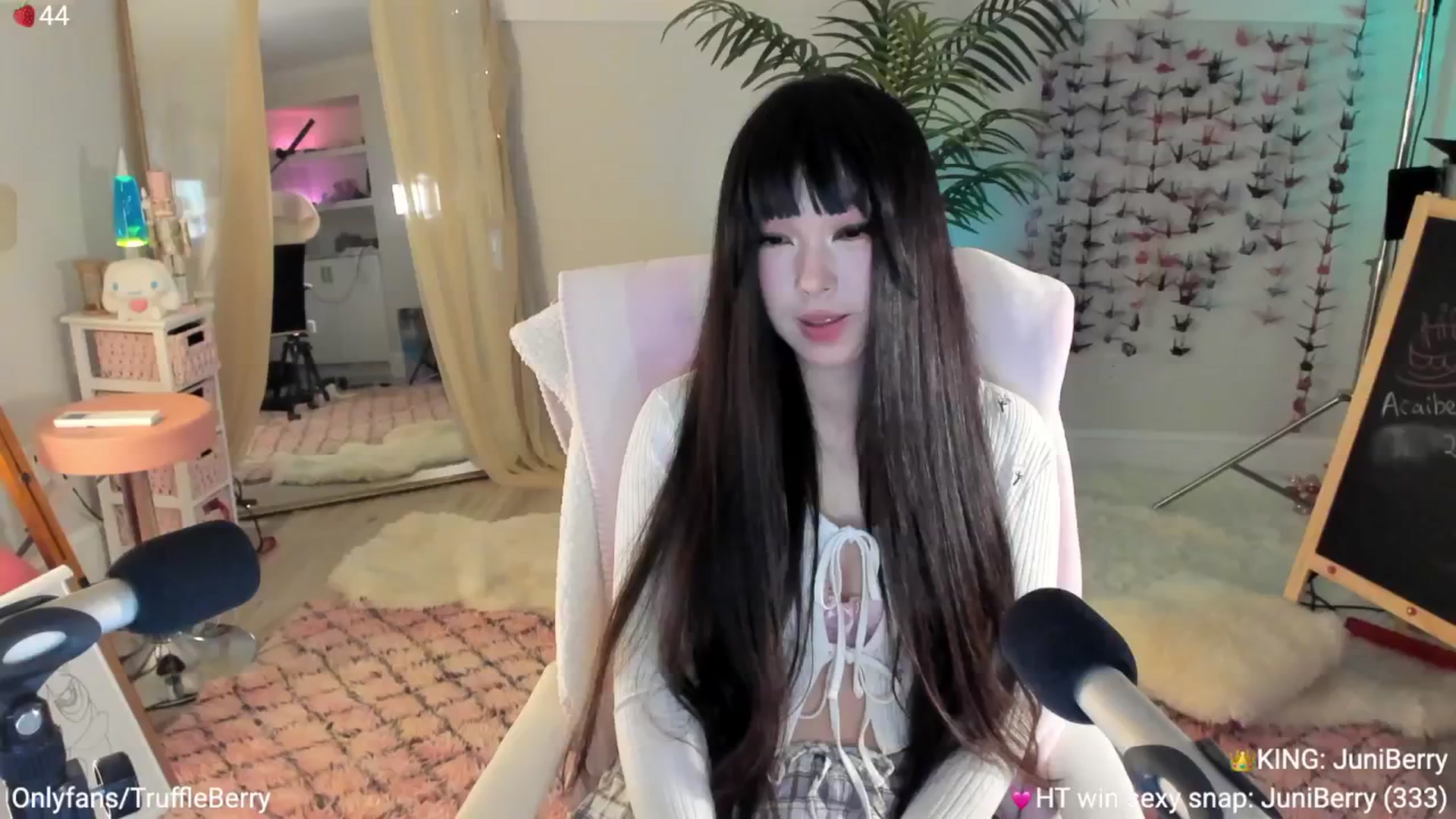 Gallery image thumbnail from AcaiBerry's myfreecams stream on, 06/19/2025, 06:24 image 2 of 20