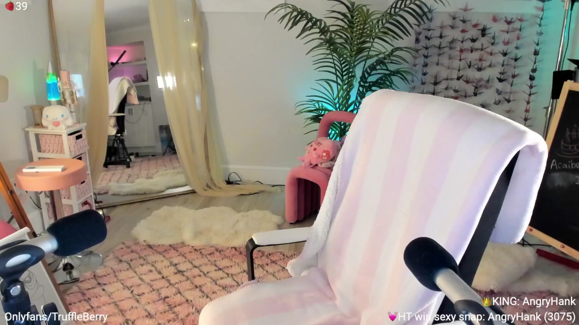 Gallery image thumbnail from AcaiBerry's myfreecams stream on, 06/19/2025, 06:24 image 16 of 20