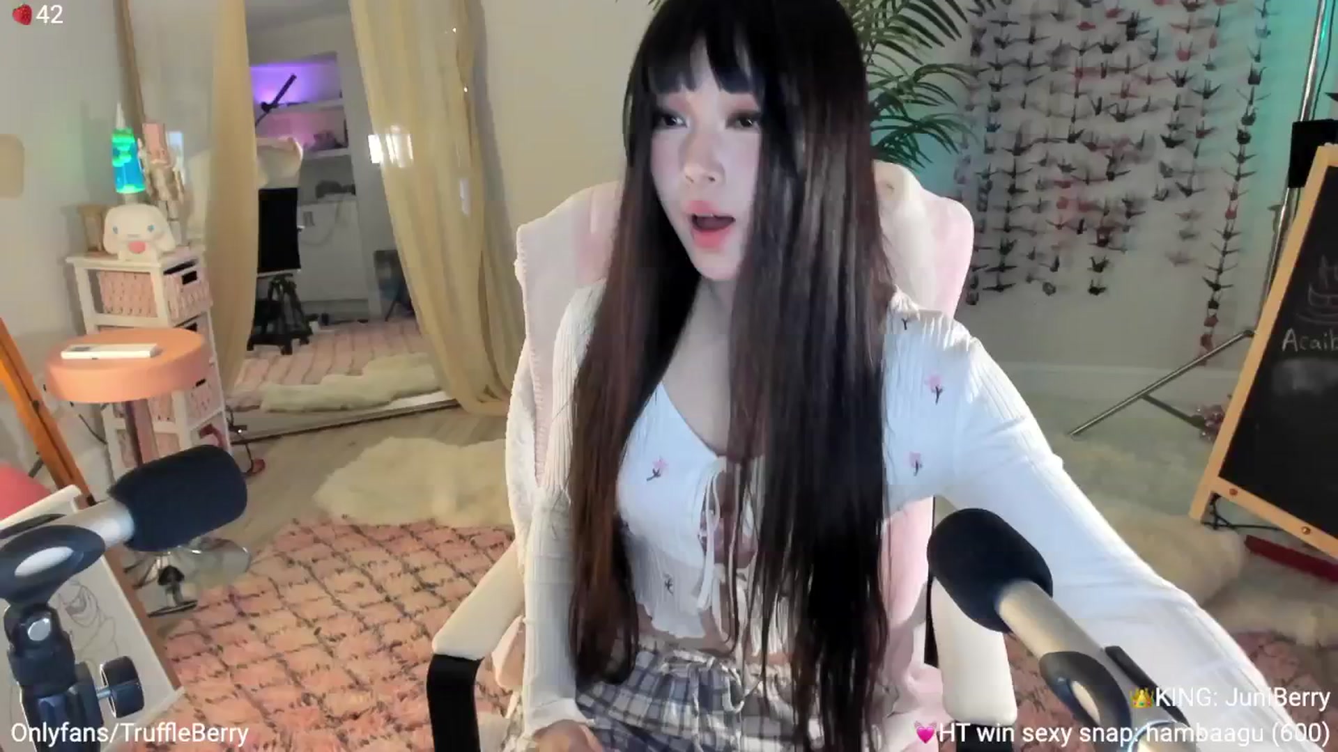 Gallery image thumbnail from AcaiBerry's myfreecams stream on, 06/19/2025, 06:24 image 9 of 20