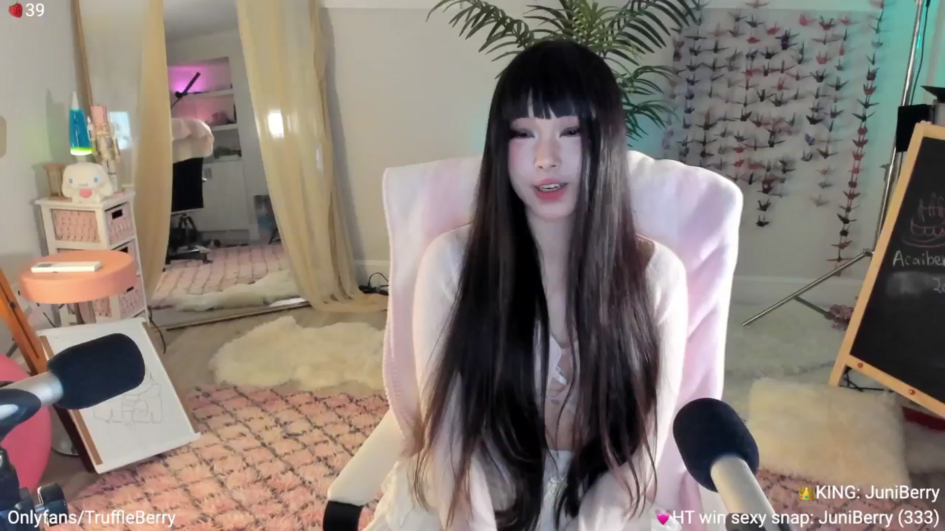 Gallery image thumbnail from AcaiBerry's myfreecams stream on, 06/26/2025, 06:03 image 1 of 20