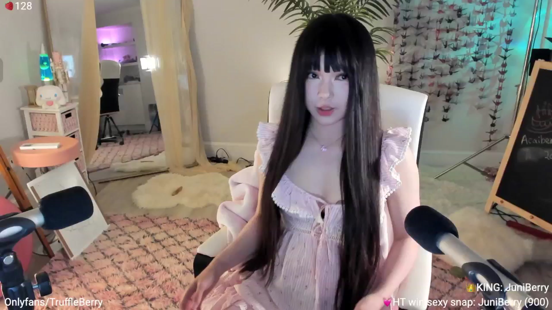 Gallery image thumbnail from AcaiBerry's myfreecams stream on, 07/06/2025, 05:46 image 8 of 20