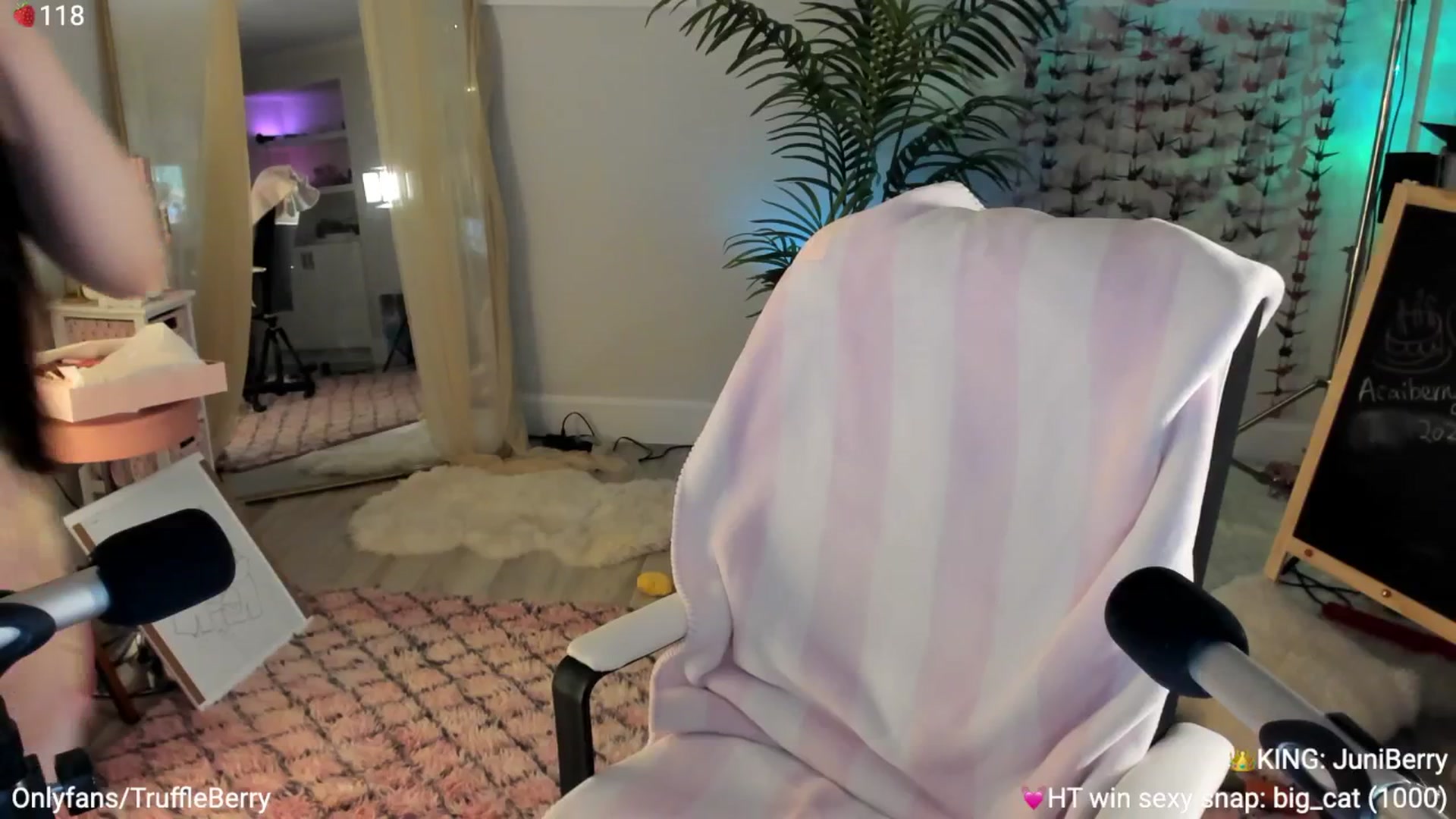 Gallery image thumbnail from AcaiBerry's myfreecams stream on, 07/12/2025, 07:28 image 6 of 20