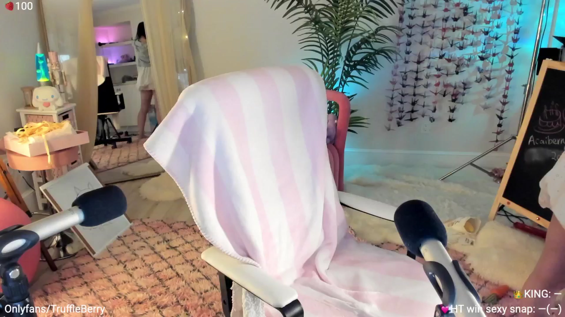Gallery image thumbnail from AcaiBerry's myfreecams stream on, 07/17/2025, 07:21 image 1 of 20