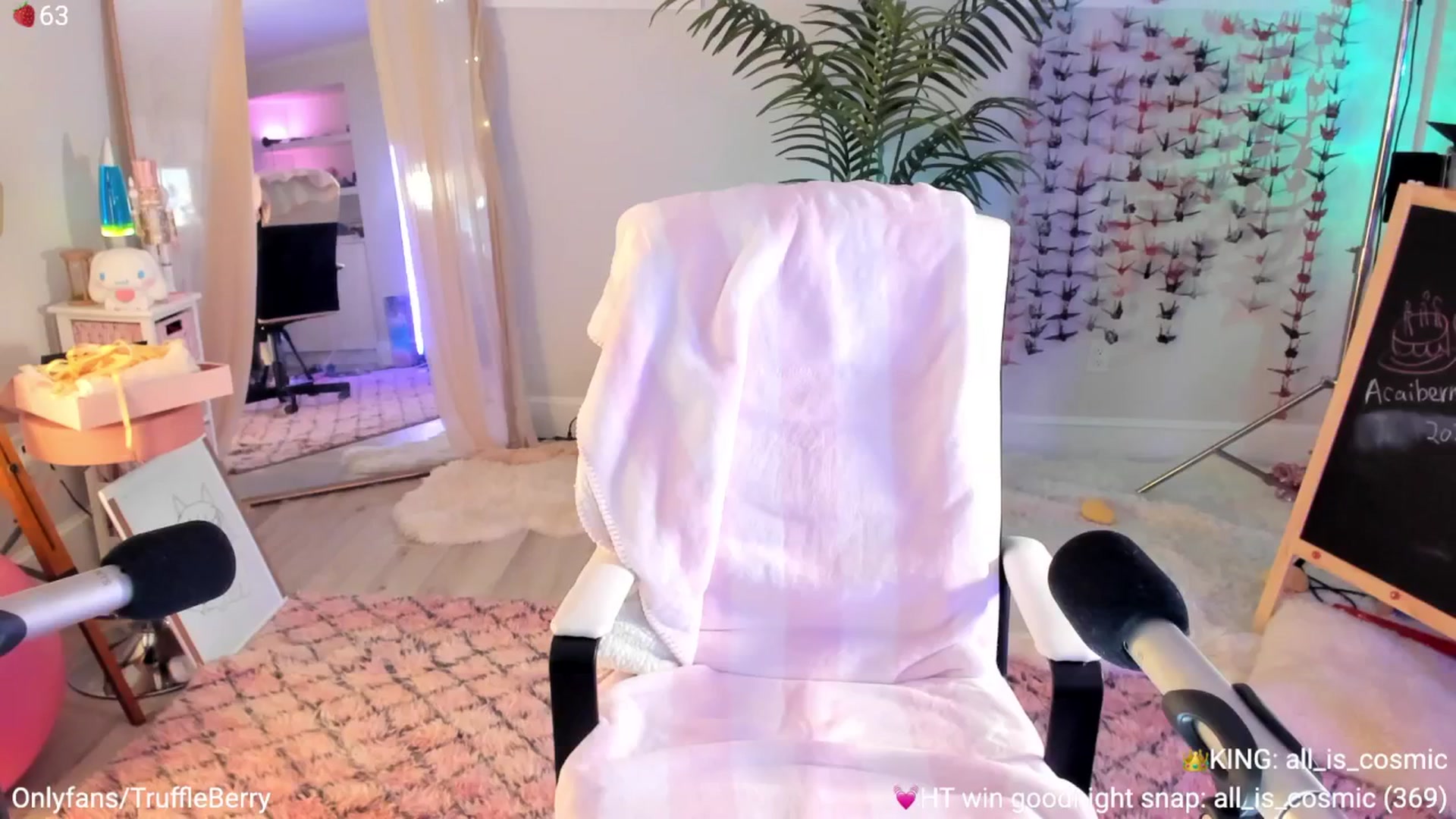 Gallery image thumbnail from AcaiBerry's myfreecams stream on, 07/27/2025, 05:25 image 4 of 20