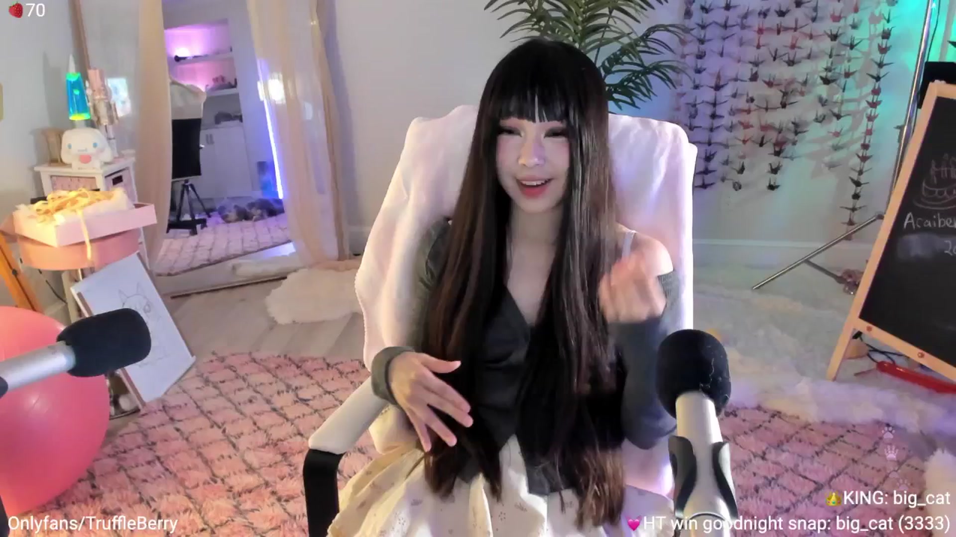 Gallery image thumbnail from AcaiBerry's myfreecams stream on, 07/31/2025, 05:10 image 2 of 20