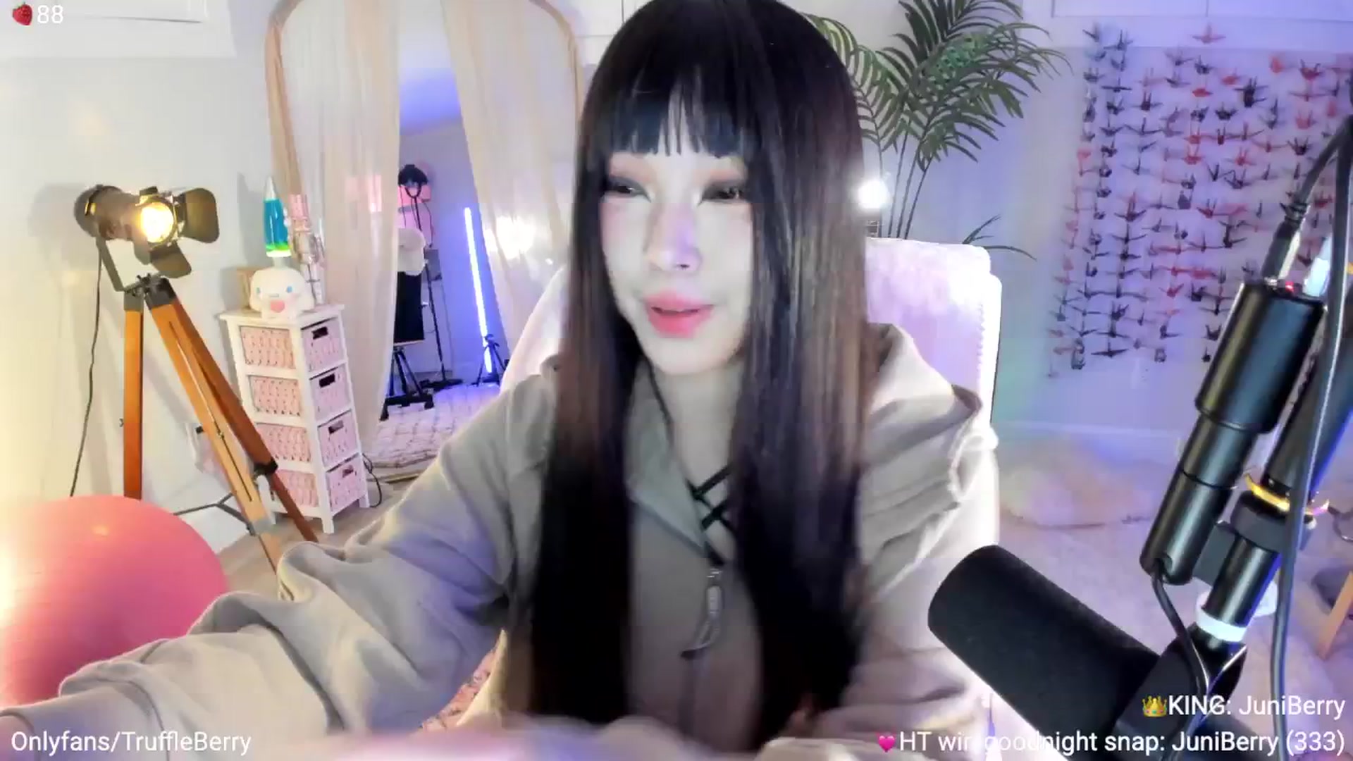 Gallery image thumbnail from AcaiBerry's myfreecams stream on, 09/27/2025, 04:05 image 5 of 20