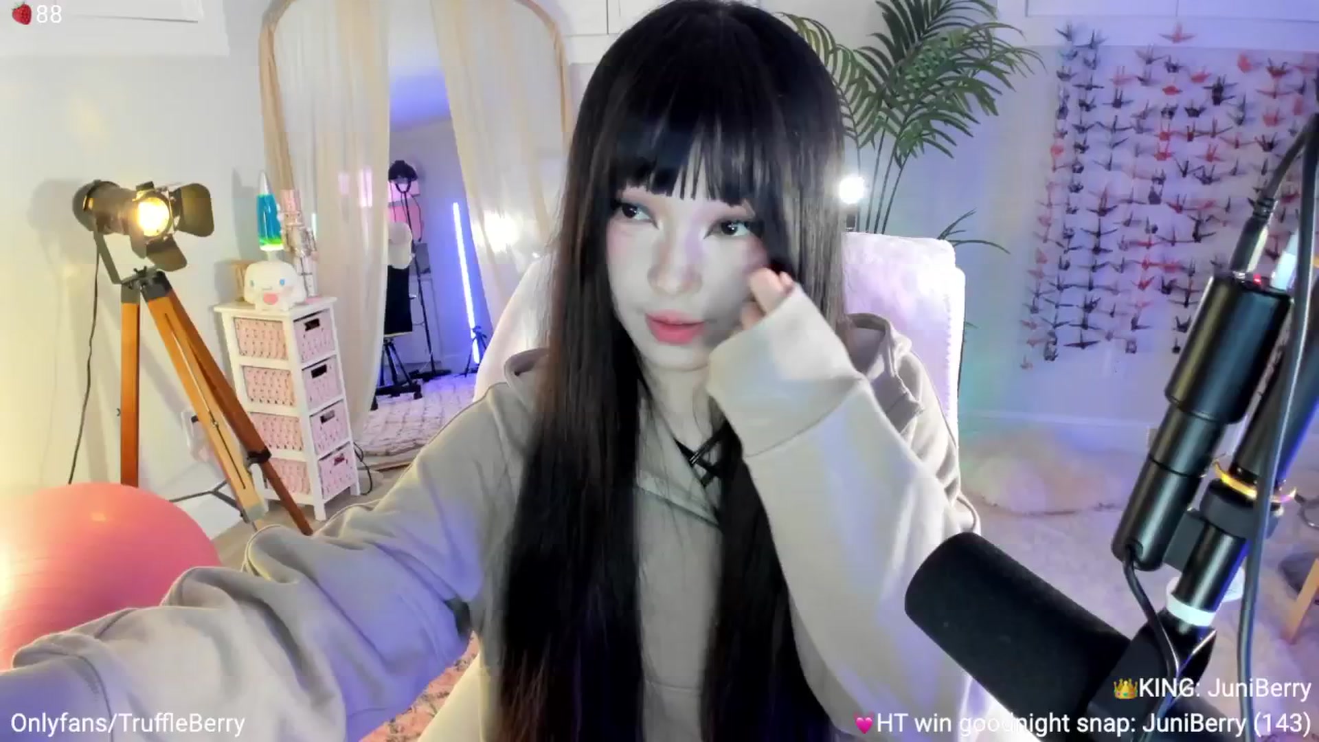 Gallery image thumbnail from AcaiBerry's myfreecams stream on, 09/27/2025, 04:05 image 1 of 20