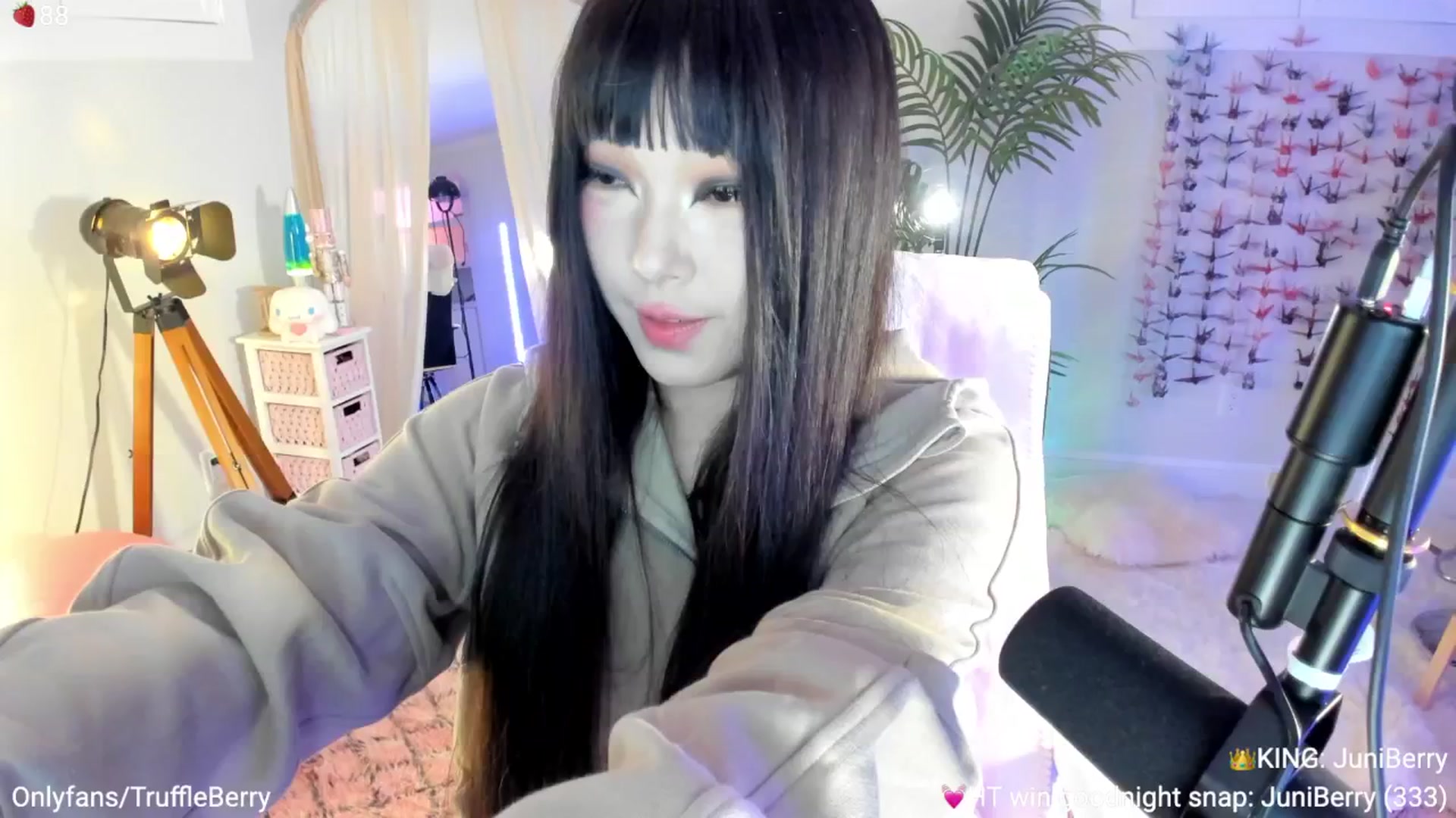 Gallery image thumbnail from AcaiBerry's myfreecams stream on, 09/27/2025, 04:05 image 4 of 20