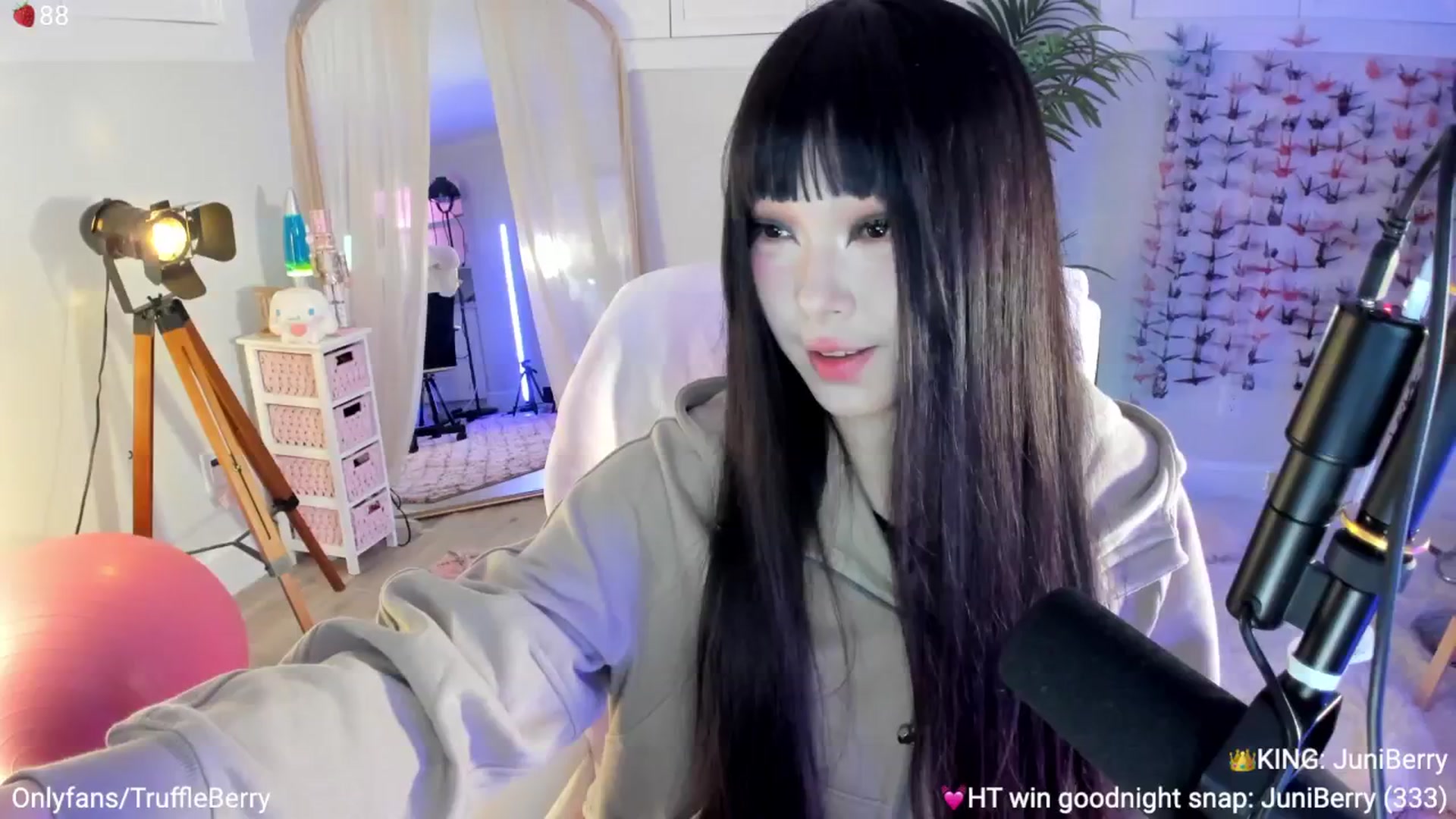 Gallery image thumbnail from AcaiBerry's myfreecams stream on, 09/27/2025, 04:05 image 3 of 20