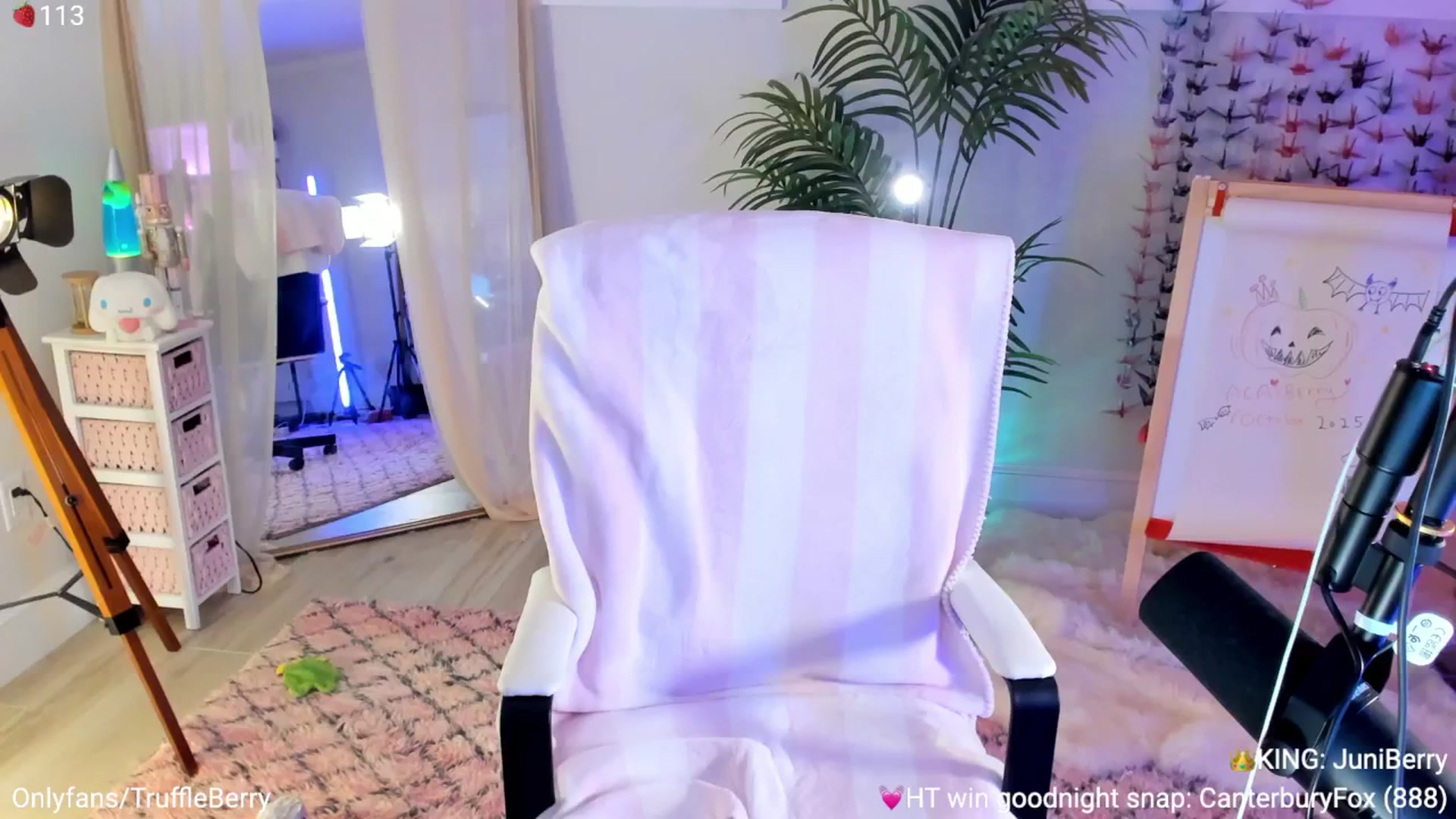 Gallery image thumbnail from AcaiBerry's myfreecams stream on, 10/04/2025, 06:34 image 13 of 20