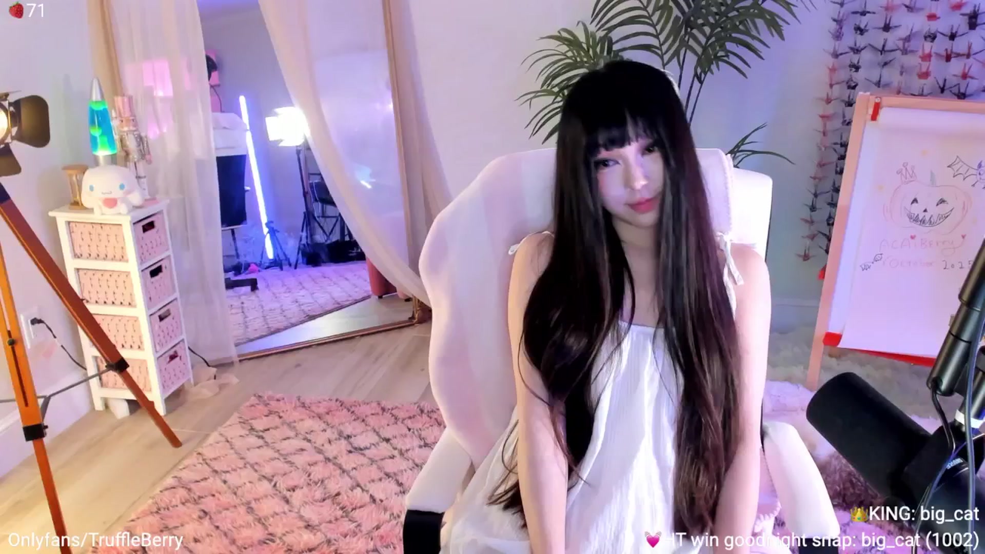 Gallery image thumbnail from AcaiBerry's myfreecams stream on, 10/19/2025, 07:05 image 5 of 20