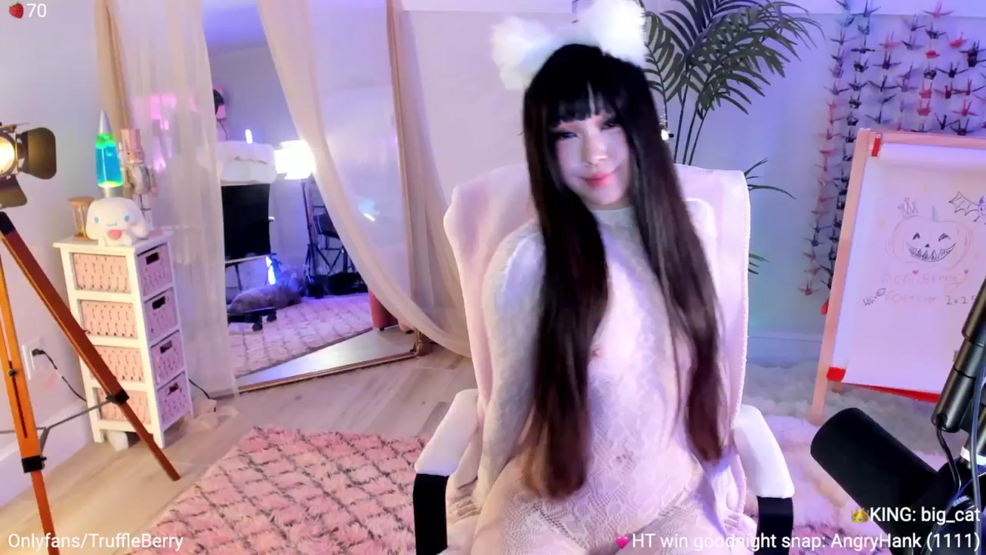 Gallery image thumbnail from AcaiBerry's myfreecams stream on, 10/19/2025, 07:05 image 9 of 20