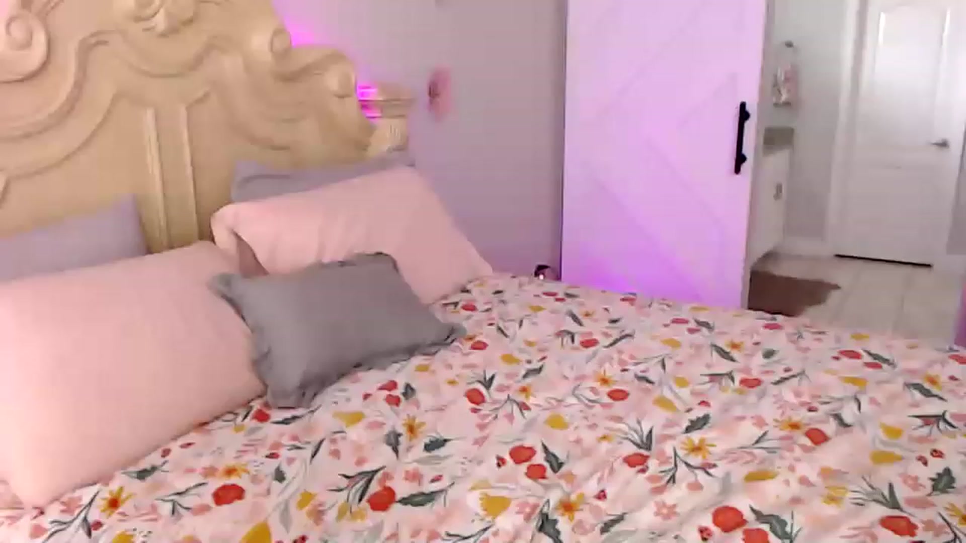 Gallery image thumbnail from AddictiveKiss's myfreecams stream on, 03/29/2023, 20:15 image 14 of 20