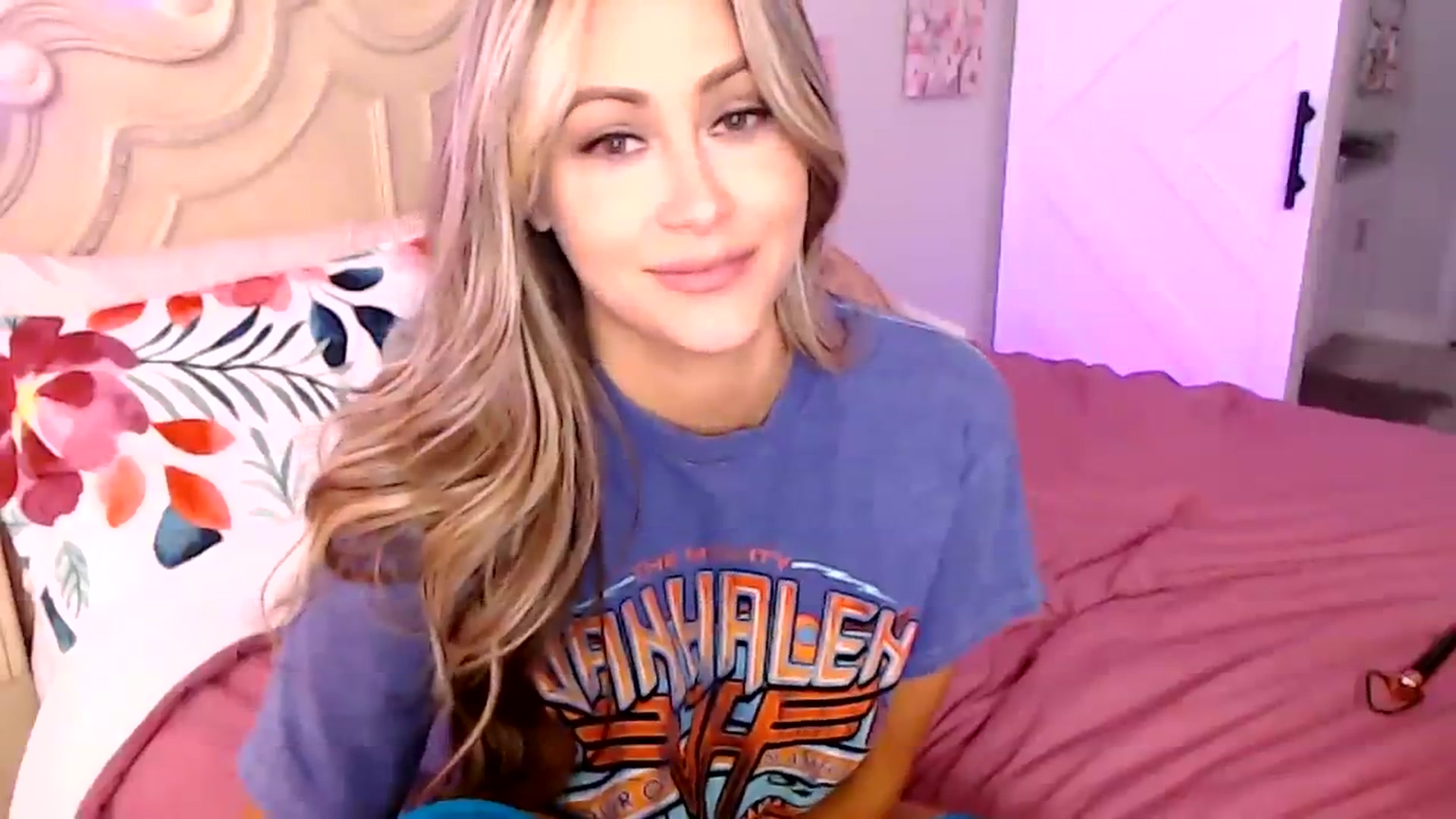 Gallery image thumbnail from AddictiveKiss's myfreecams stream on, 08/17/2023, 20:43 image 17 of 20