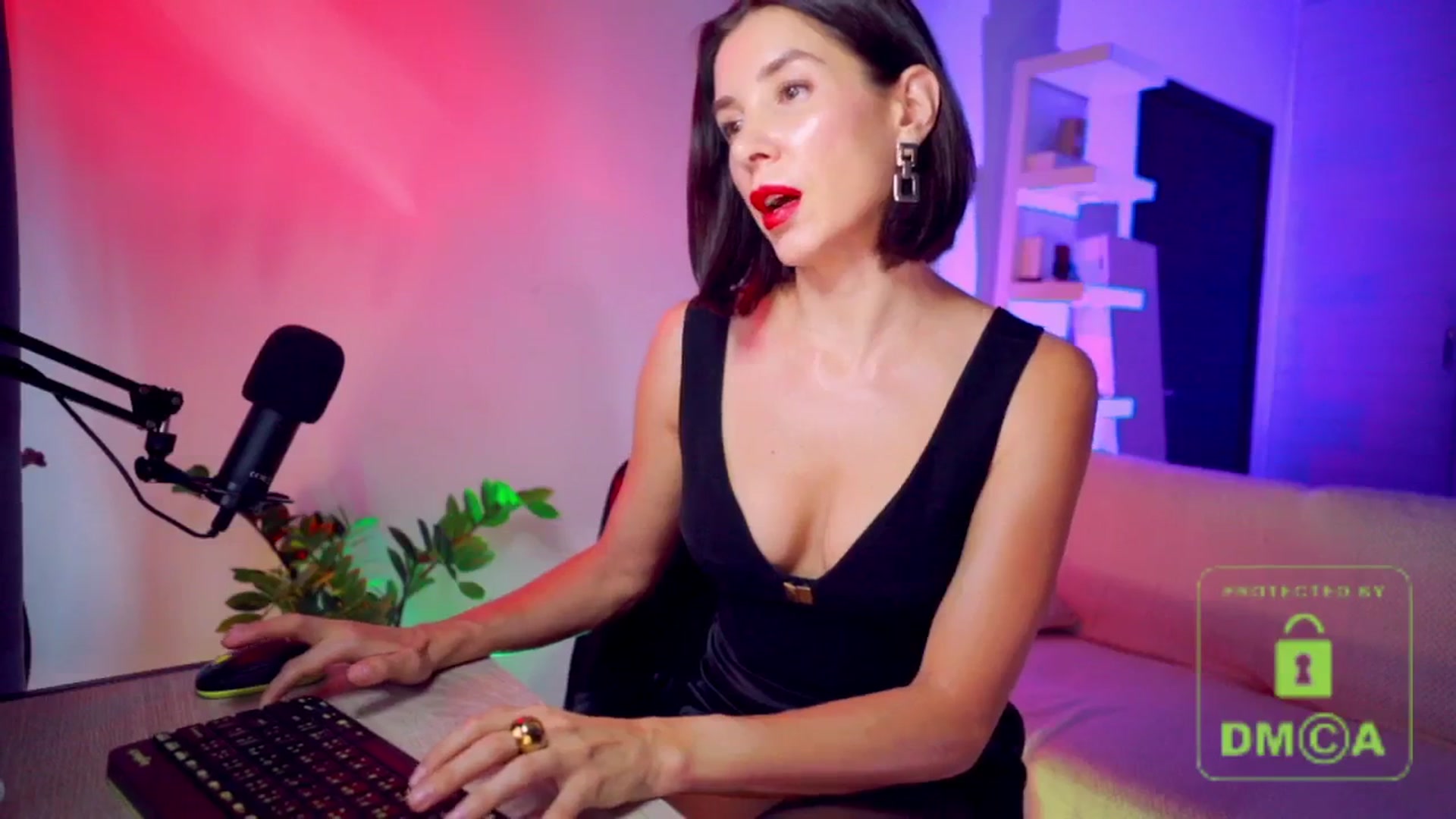 Gallery image thumbnail from AddictsQueen's myfreecams stream on, 09/21/2025, 03:57 image 9 of 20