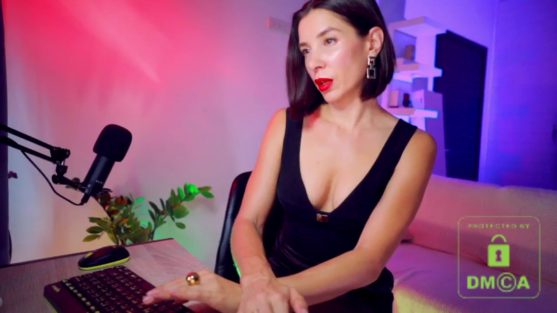 Gallery image thumbnail from AddictsQueen's myfreecams stream on, 09/21/2025, 03:57 image 2 of 20