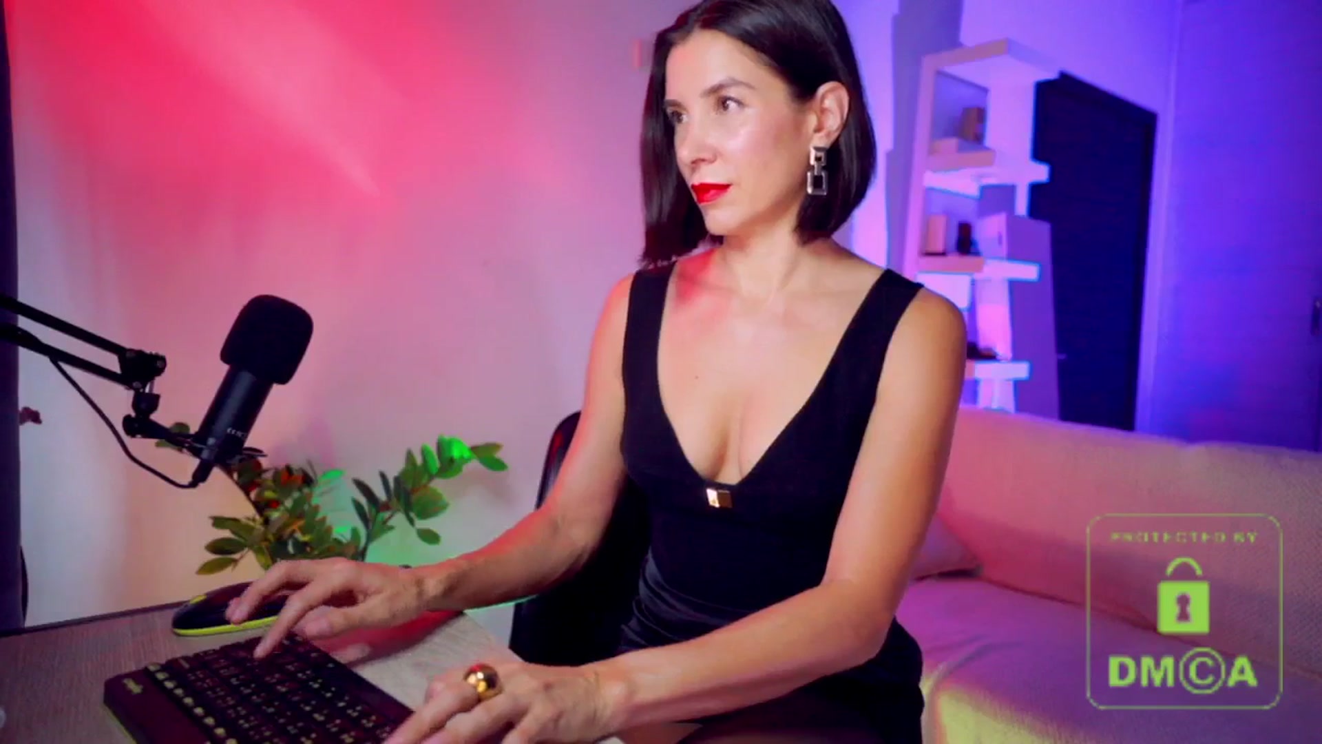 Gallery image thumbnail from AddictsQueen's myfreecams stream on, 09/21/2025, 03:57 image 8 of 20