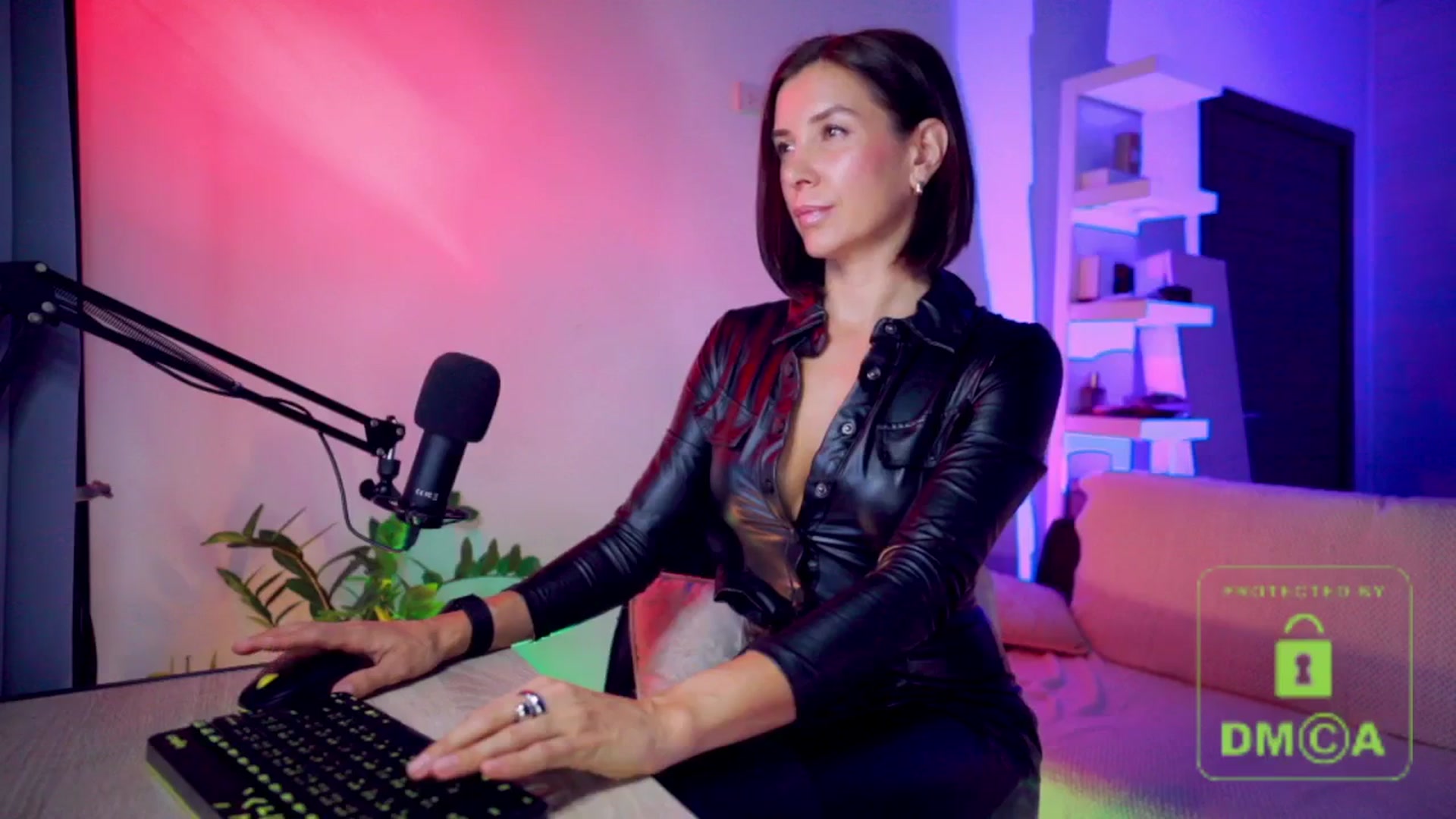 Gallery image thumbnail from AddictsQueen's myfreecams stream on, 10/12/2025, 09:58 image 5 of 20